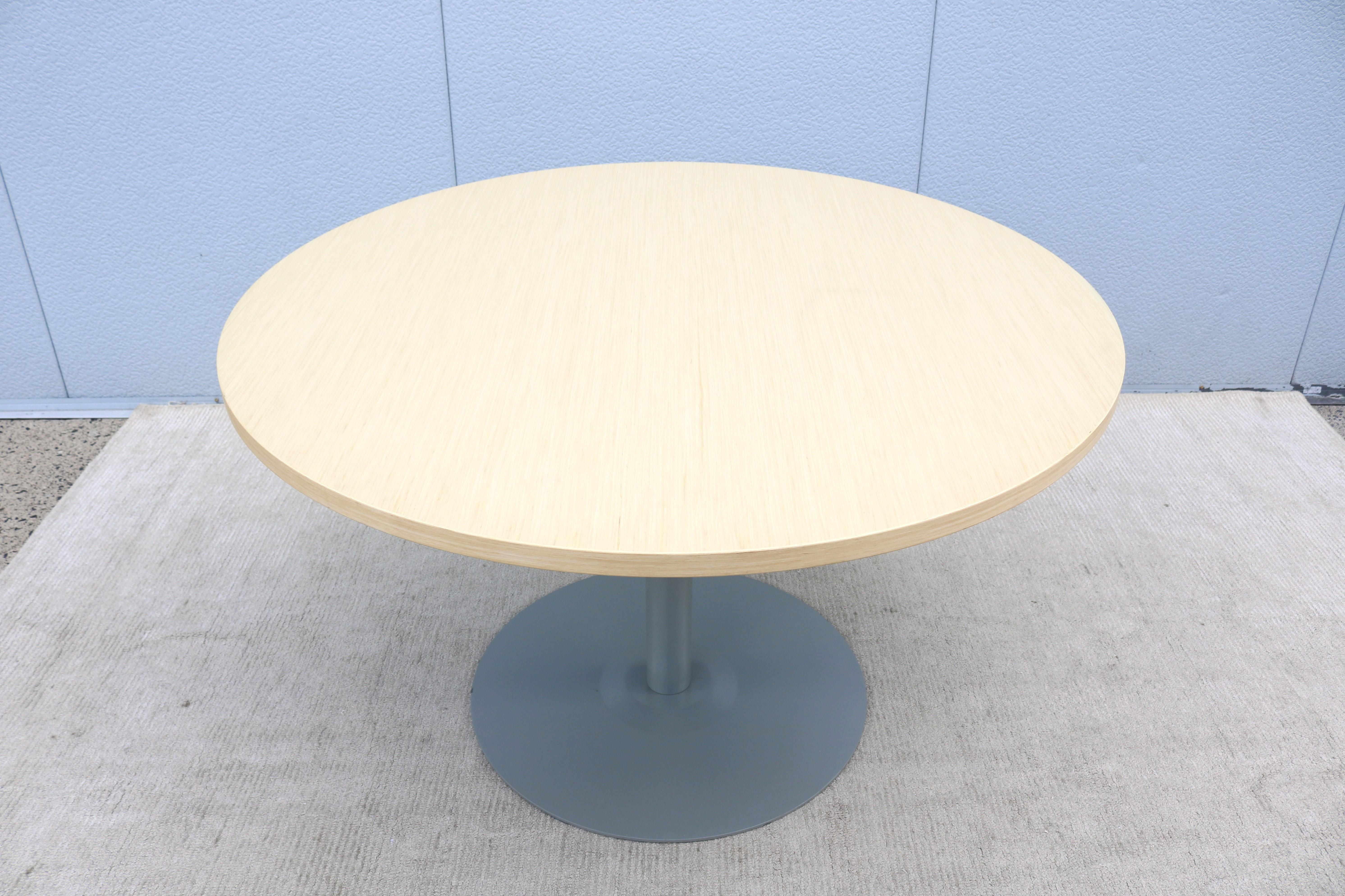 Américain Table de conférence/café contemporaine Haworth Jive 48 in Round Veneer Top en vente