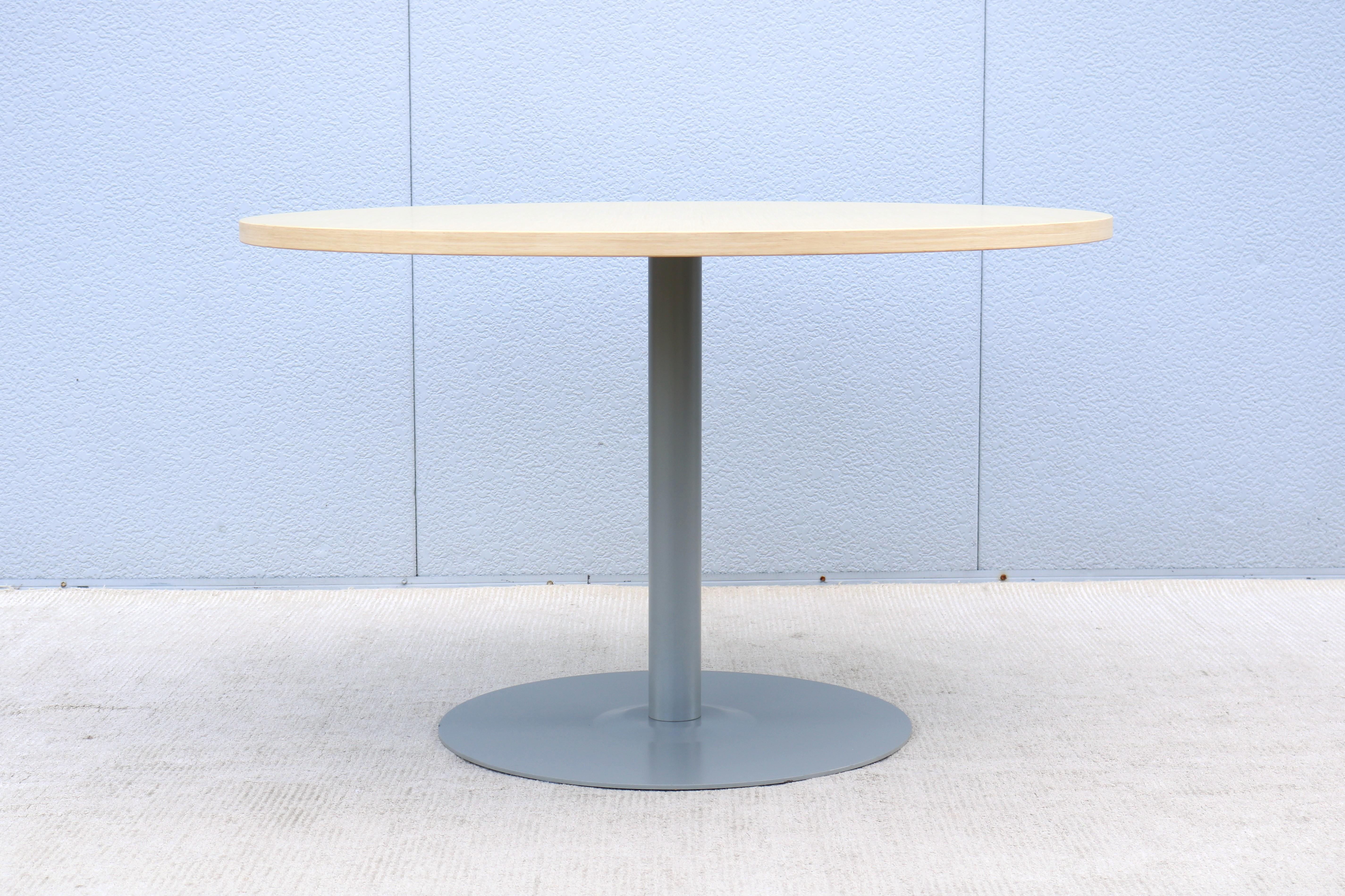 Placage Table de conférence/café contemporaine Haworth Jive 48 in Round Veneer Top en vente