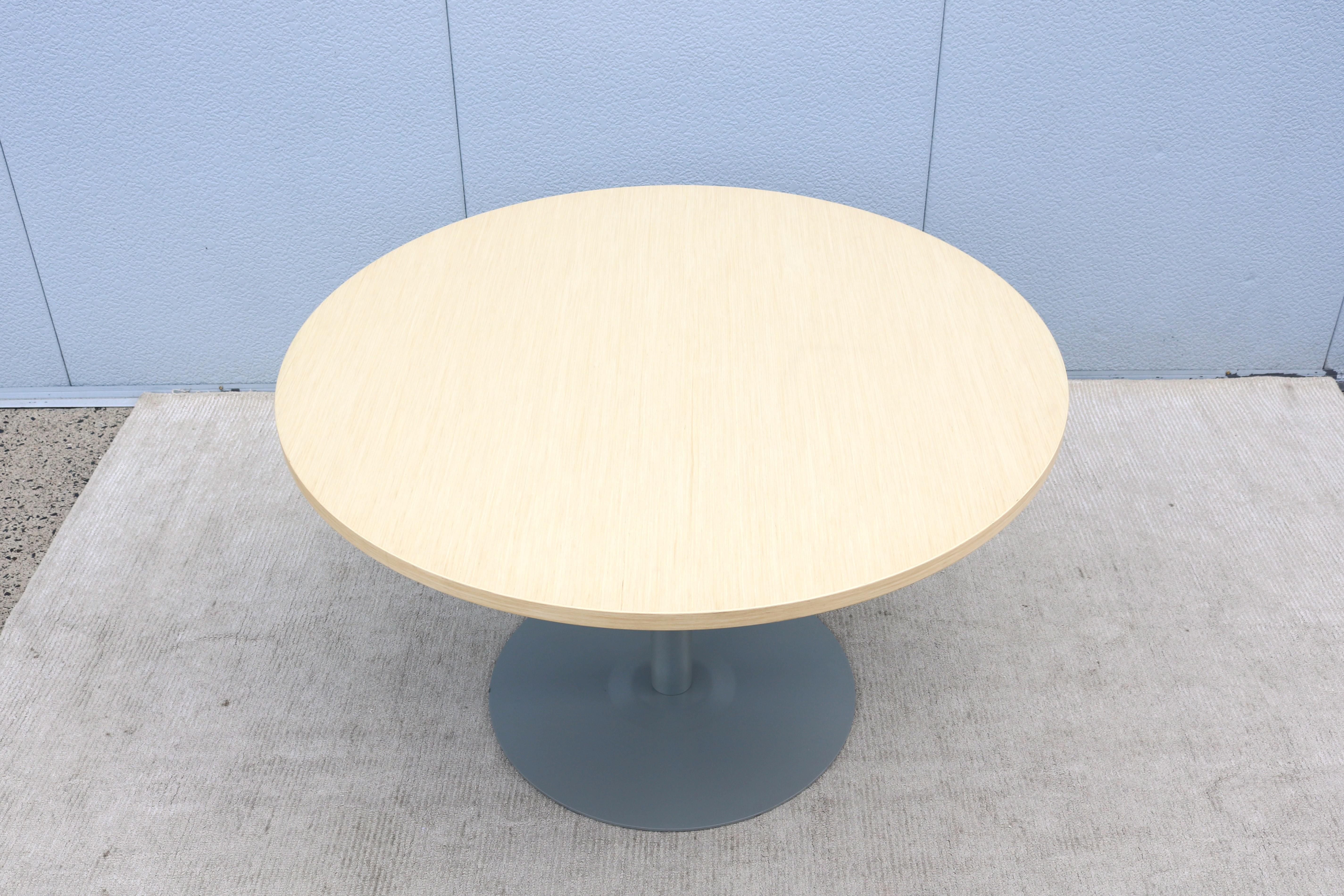 Table de conférence/café contemporaine Haworth Jive 48 in Round Veneer Top Excellent état - En vente à Secaucus, NJ