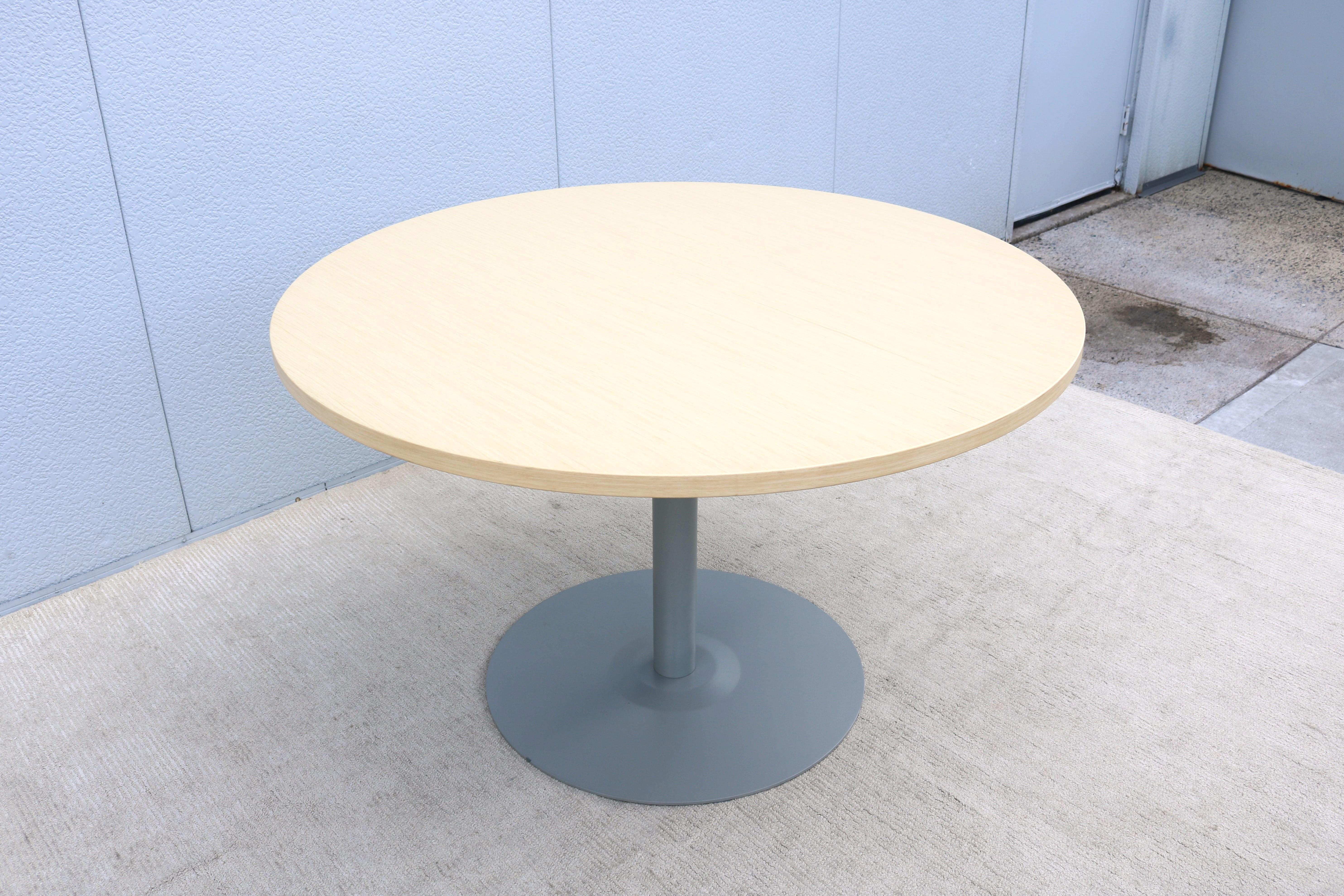XXIe siècle et contemporain Table de conférence/café contemporaine Haworth Jive 48 in Round Veneer Top en vente