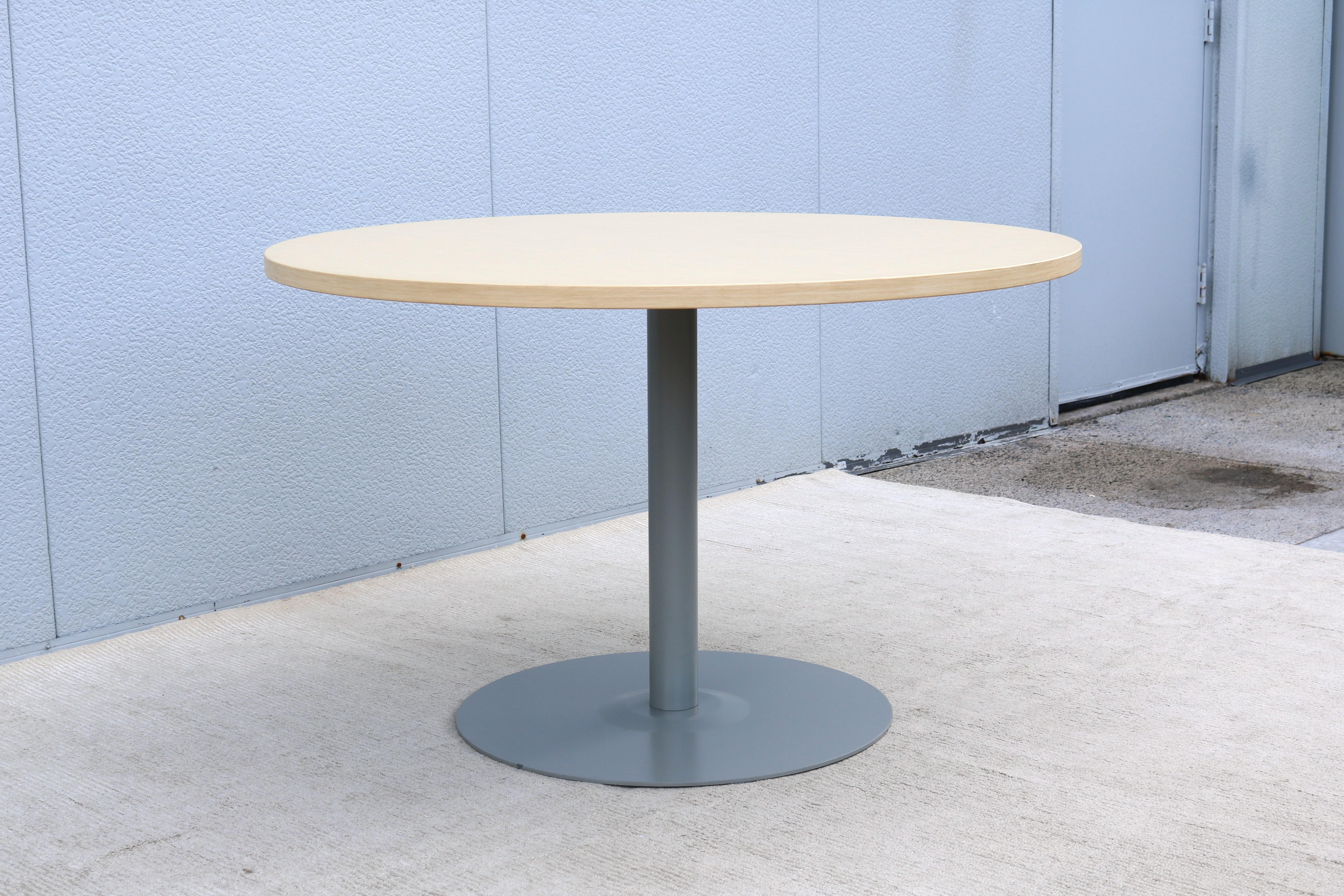 Acier Table de conférence/café contemporaine Haworth Jive 48 in Round Veneer Top en vente