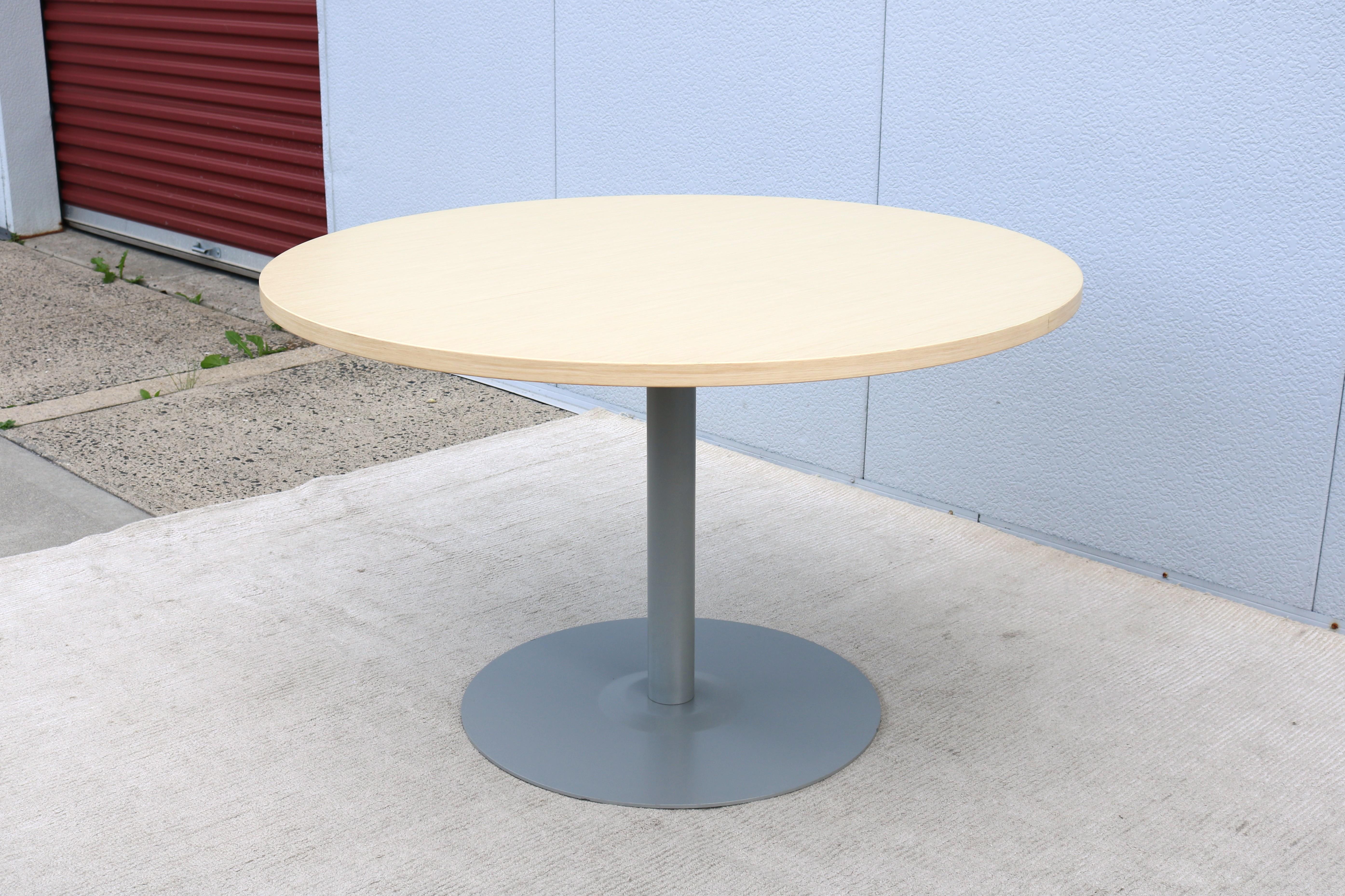 Table de conférence/café contemporaine Haworth Jive 48 in Round Veneer Top en vente 1