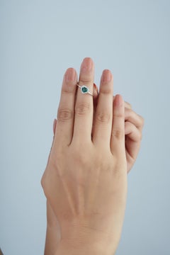 Anello di fidanzamento contemporaneo con smeraldo taglio a cuore e diamanti a corona, in oro bianco 18 carati