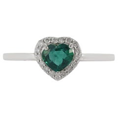 Anello di fidanzamento contemporaneo con smeraldo taglio a cuore e diamanti a corona, in oro bianco 18 carati