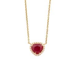 Collana contemporanea con ciondolo a forma di cuore con rubino e diamanti a halo in oro giallo 18 carati