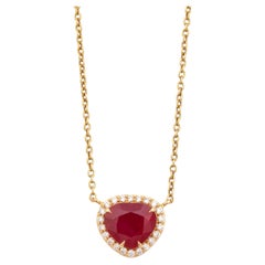 Collana contemporanea con ciondolo a forma di cuore con rubino e diamanti a halo in oro giallo 18 carati