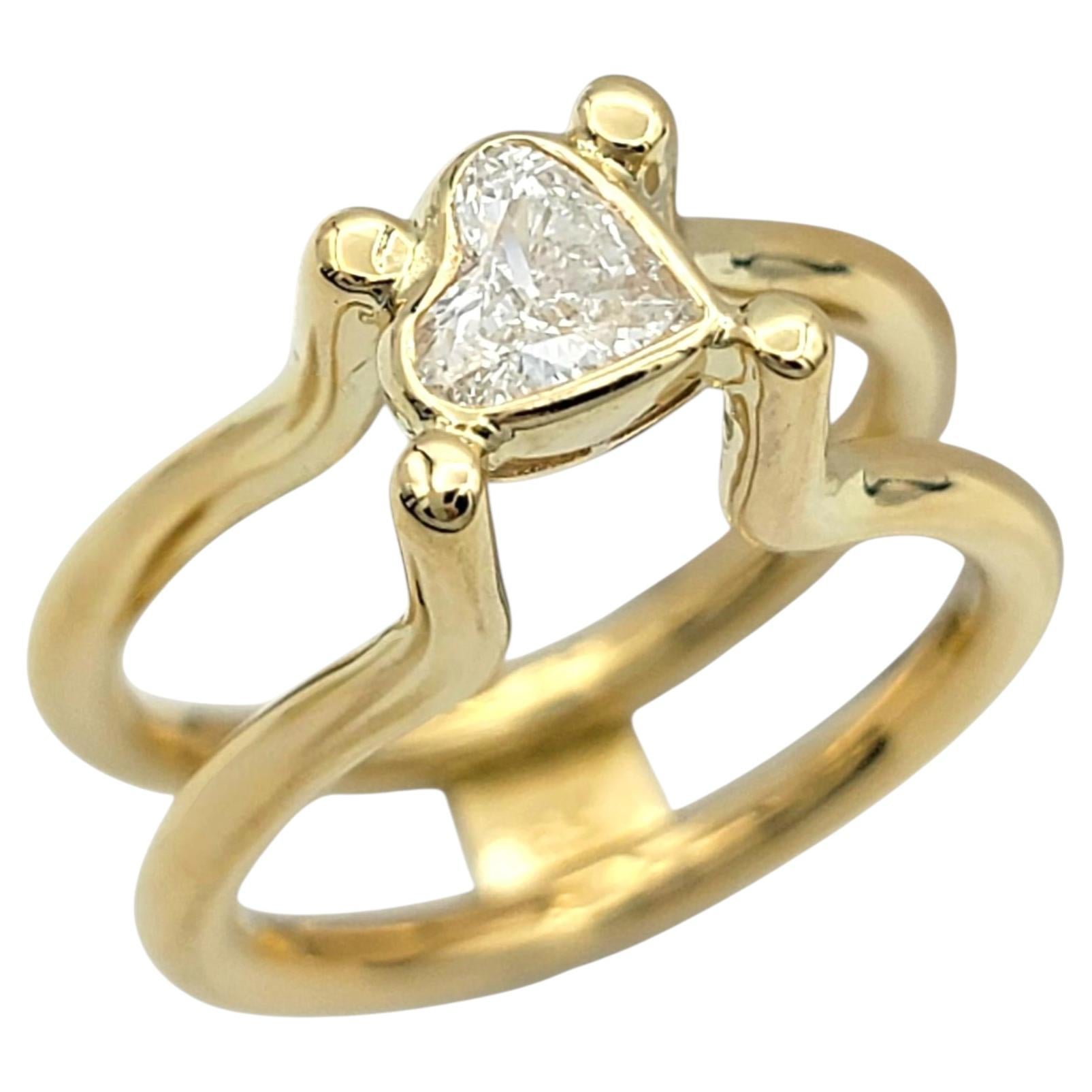 Anillo contemporáneo de oro de 18 quilates con diamante solitario en forma de corazón y vástago partido