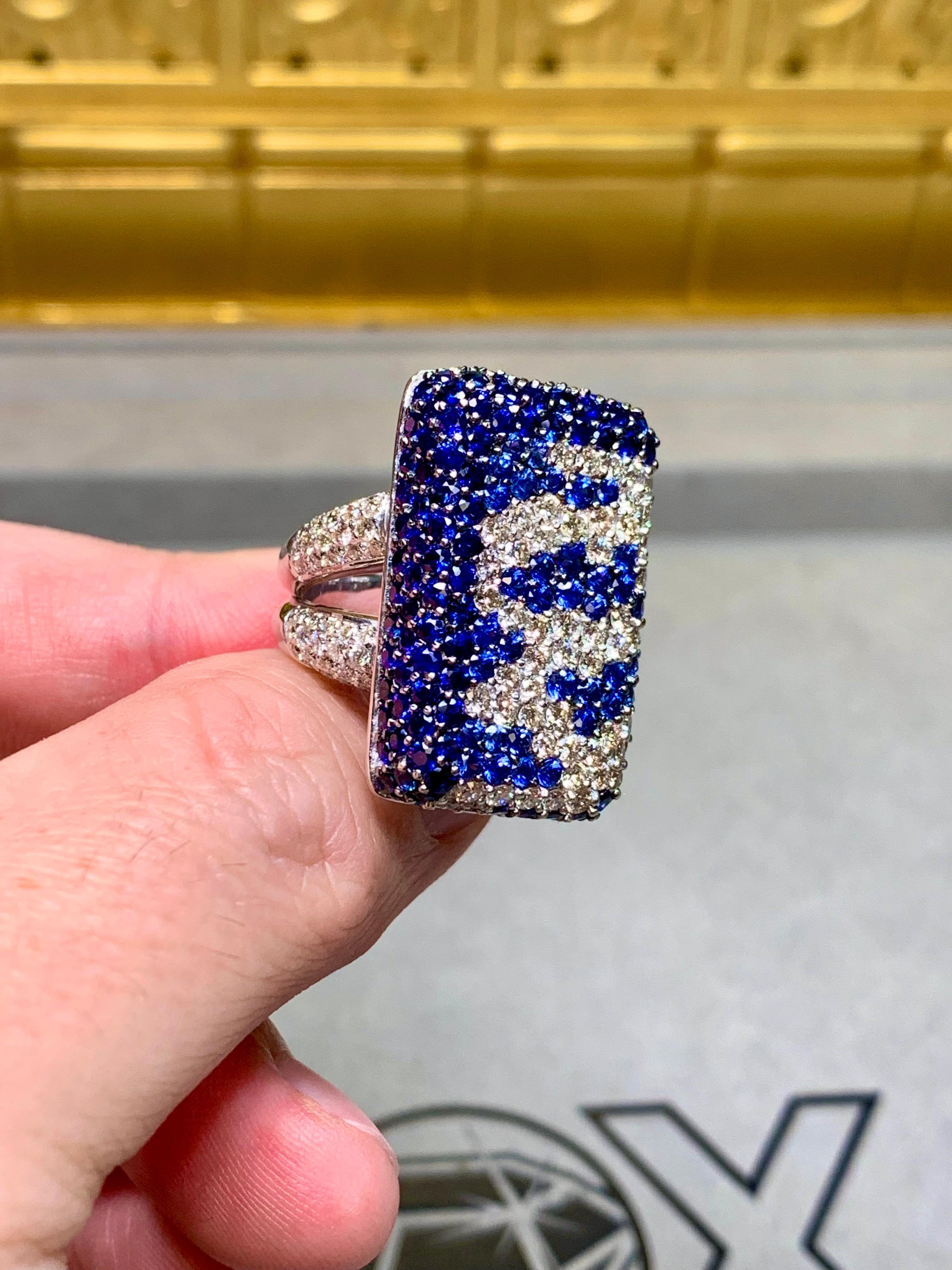 Contemporary Heavy 18K Pavé Diamond Sapphire Rectangular Cushion Cocktail Ring For Sale 4