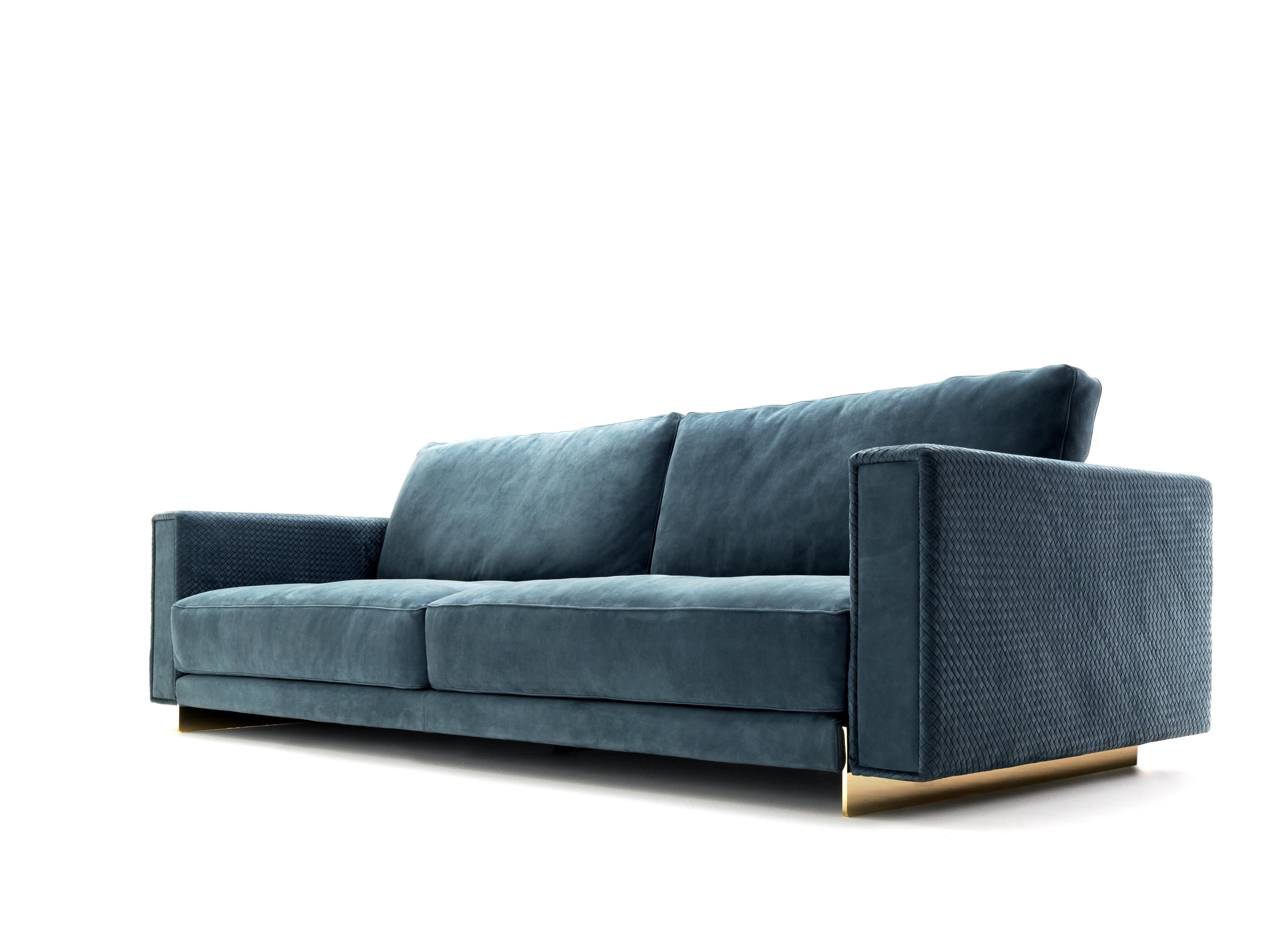 Estructura interna:
Armazón de metal, con inserciones de madera maciza
Cojines acolchados:
Cojines para sentarse:
Plumas de oca naturales y esterilizadas, espuma viscoelástica y poliuretano resistente
espumas de diferente densidad para