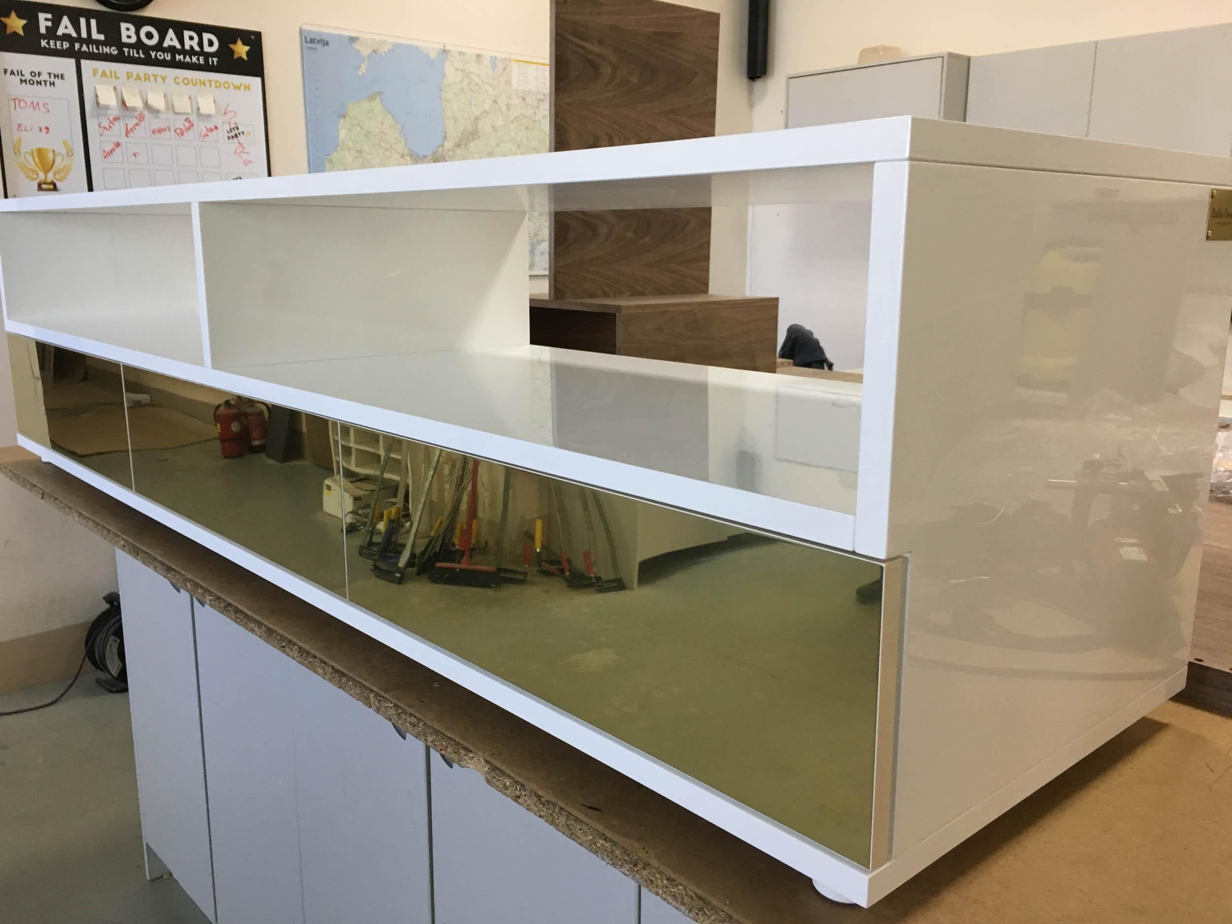 Contemporary Hekla media console in white wood, Copper, Railis Design For Sale 4