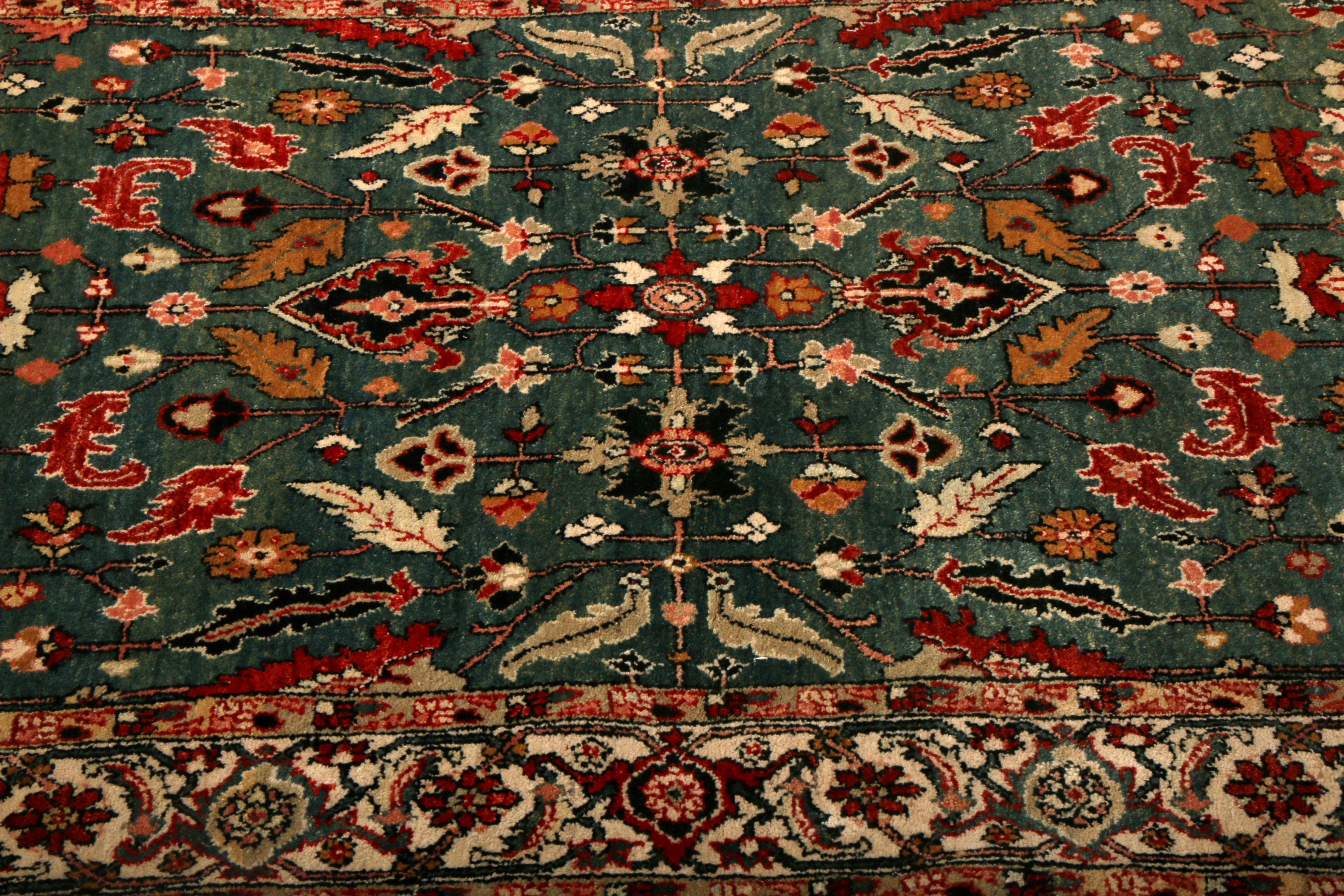 Indien Tapis et tapis Kilim contemporain de style Heriz à motif géométrique vert, rouge et or en vente