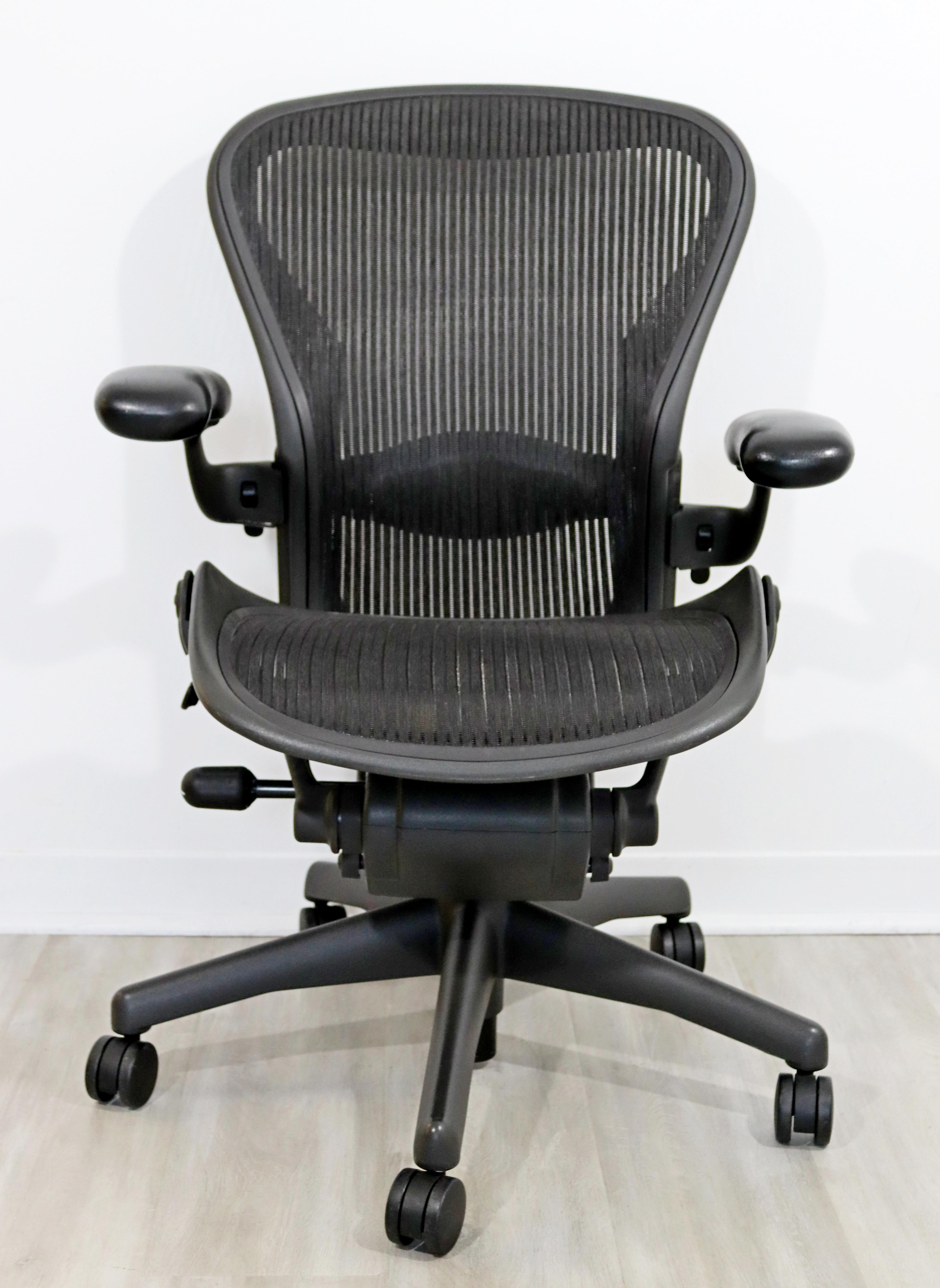 For your consideration is a fantastic rolling office chair, Aeron by Herman Miller, circa 1998. In excellent condition. The dimensions are 26