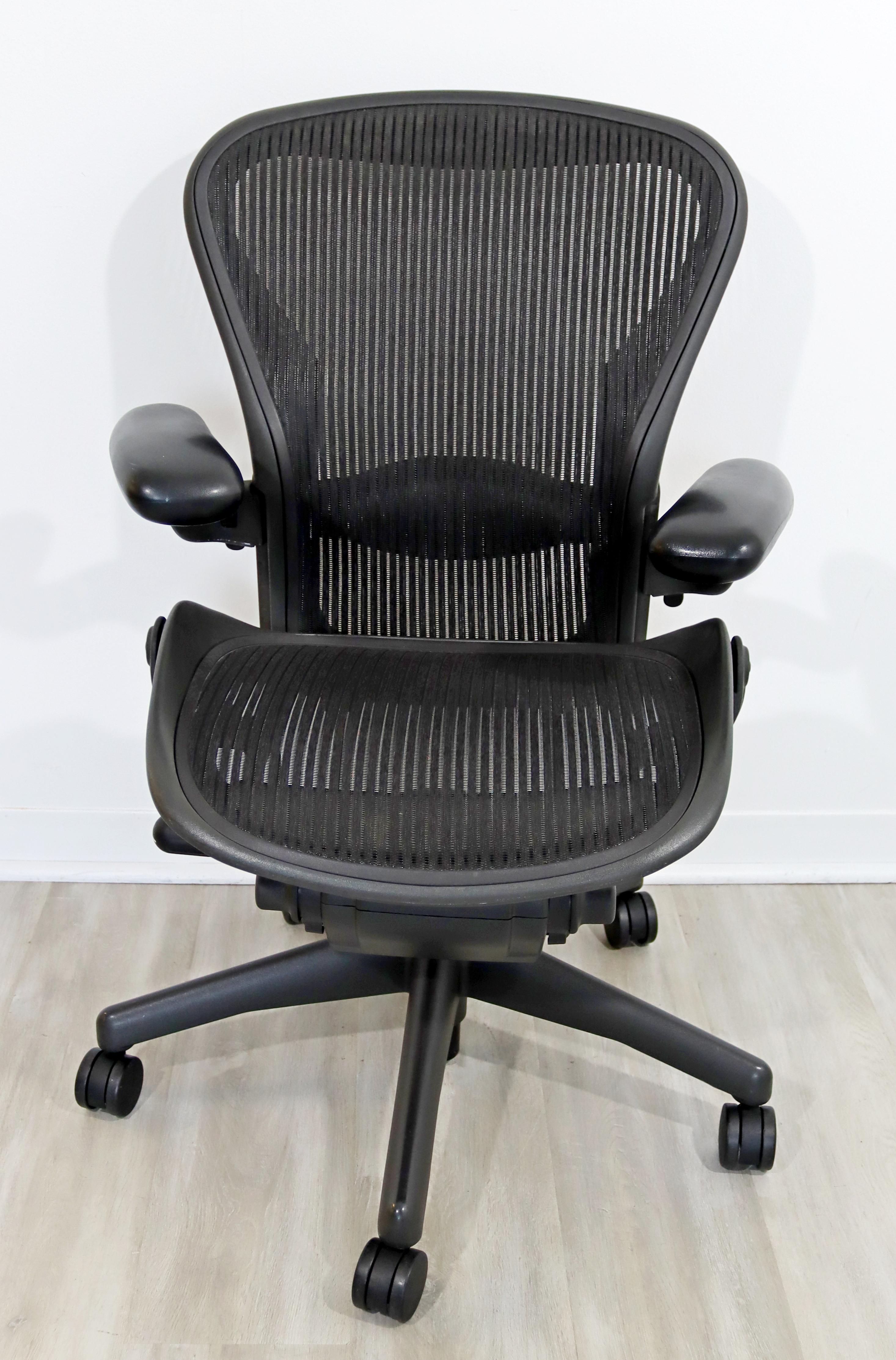 Contemporary Herman Miller Aeron Rolling Swivel Adjustable Office Chair 1990s In Good Condition In Keego Harbor, MI