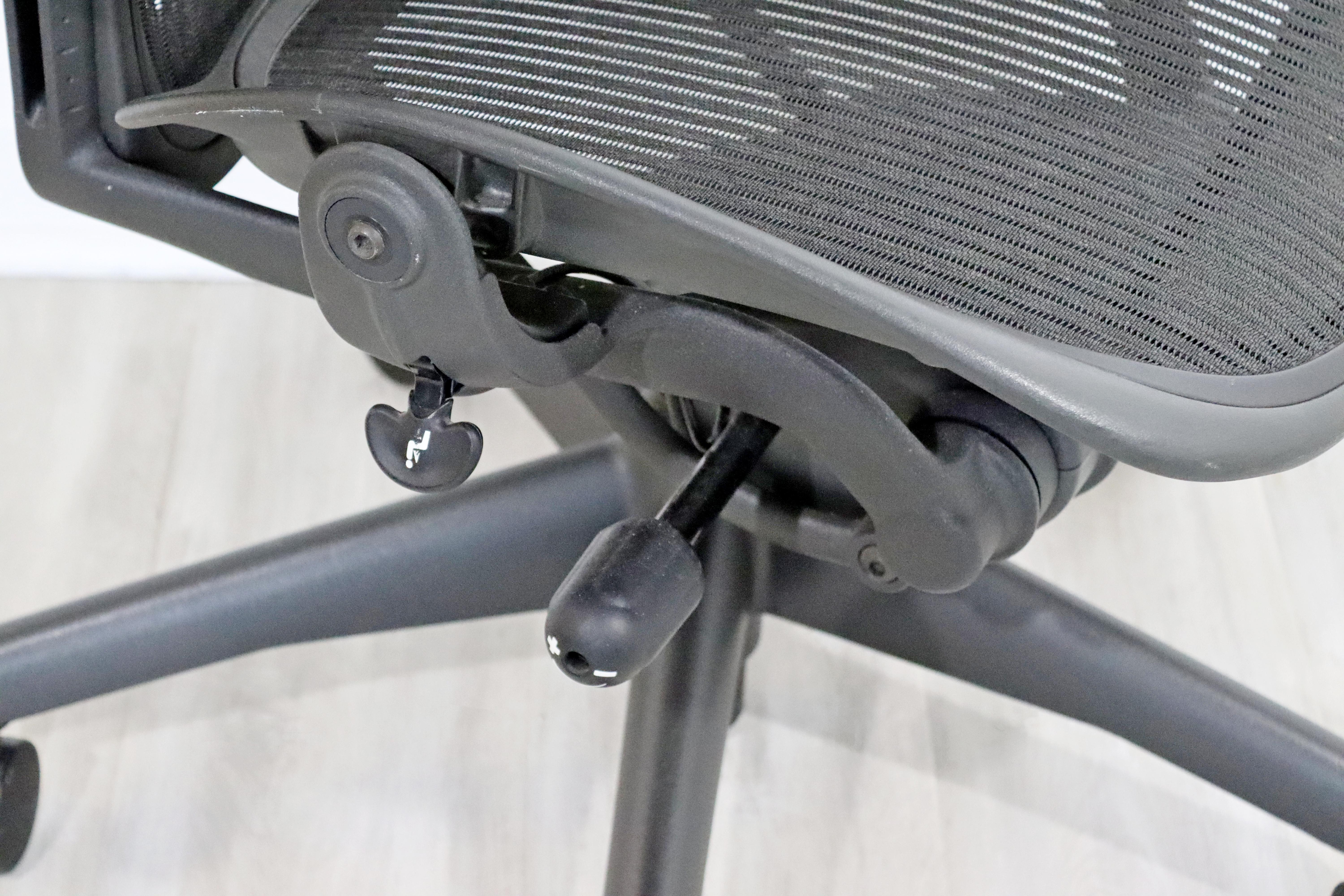 Metal Contemporary Herman Miller Aeron Rolling Swivel Adjustable Office Chair 1990s