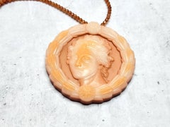 Collana contemporanea di granato d'assonite con ciondolo di cammeo di diaspro Biggs intagliato