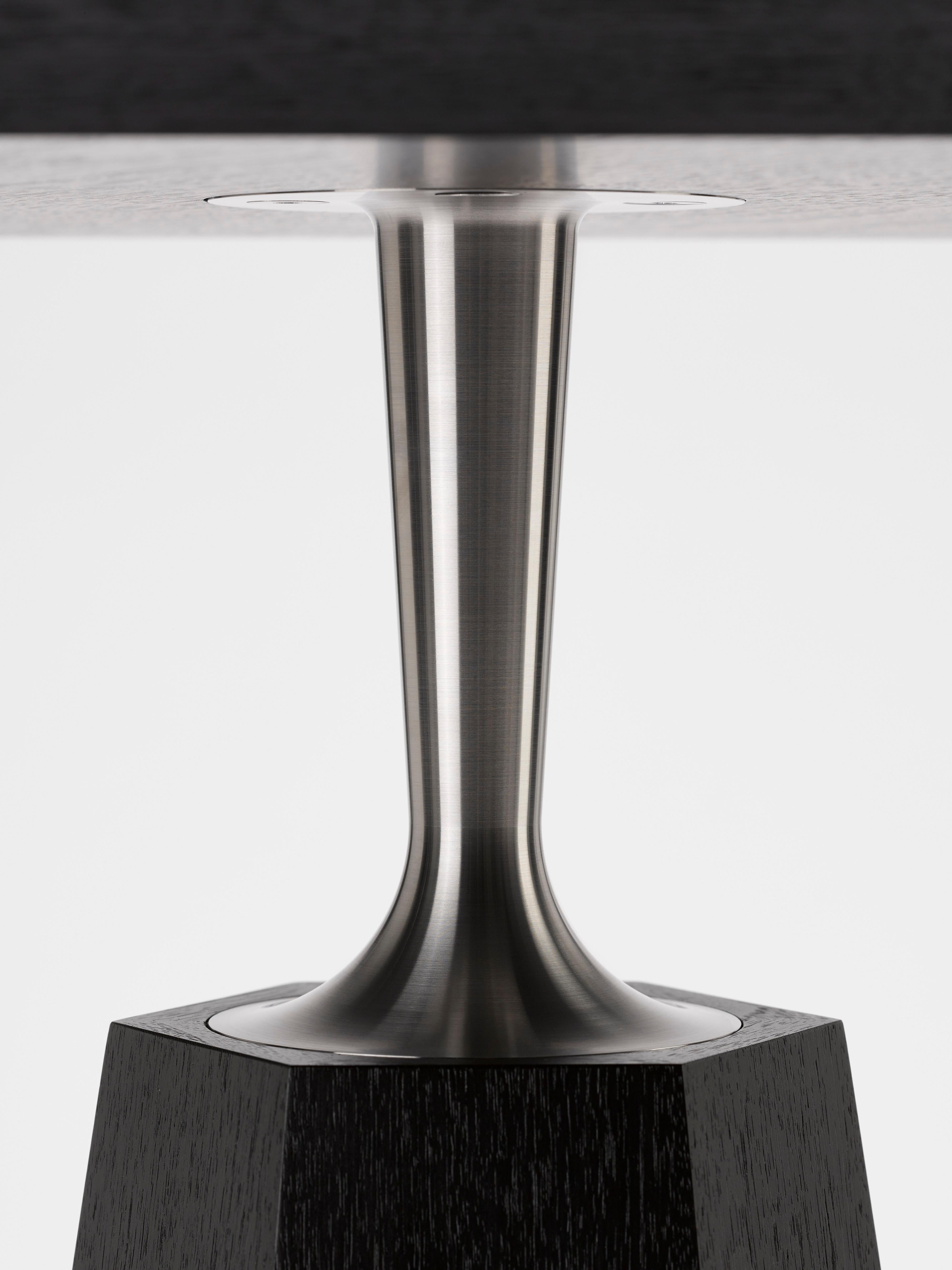 Contemporary Hex Beistelltisch aus Schwarznuss und bearbeitetem Edelstahl (Lackiert) im Angebot