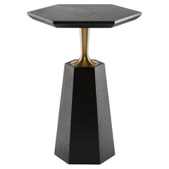Table d'appoint contemporaine de forme hexagonale en Oak Oak ou Walnut avec laiton massif tourné à la machine.
