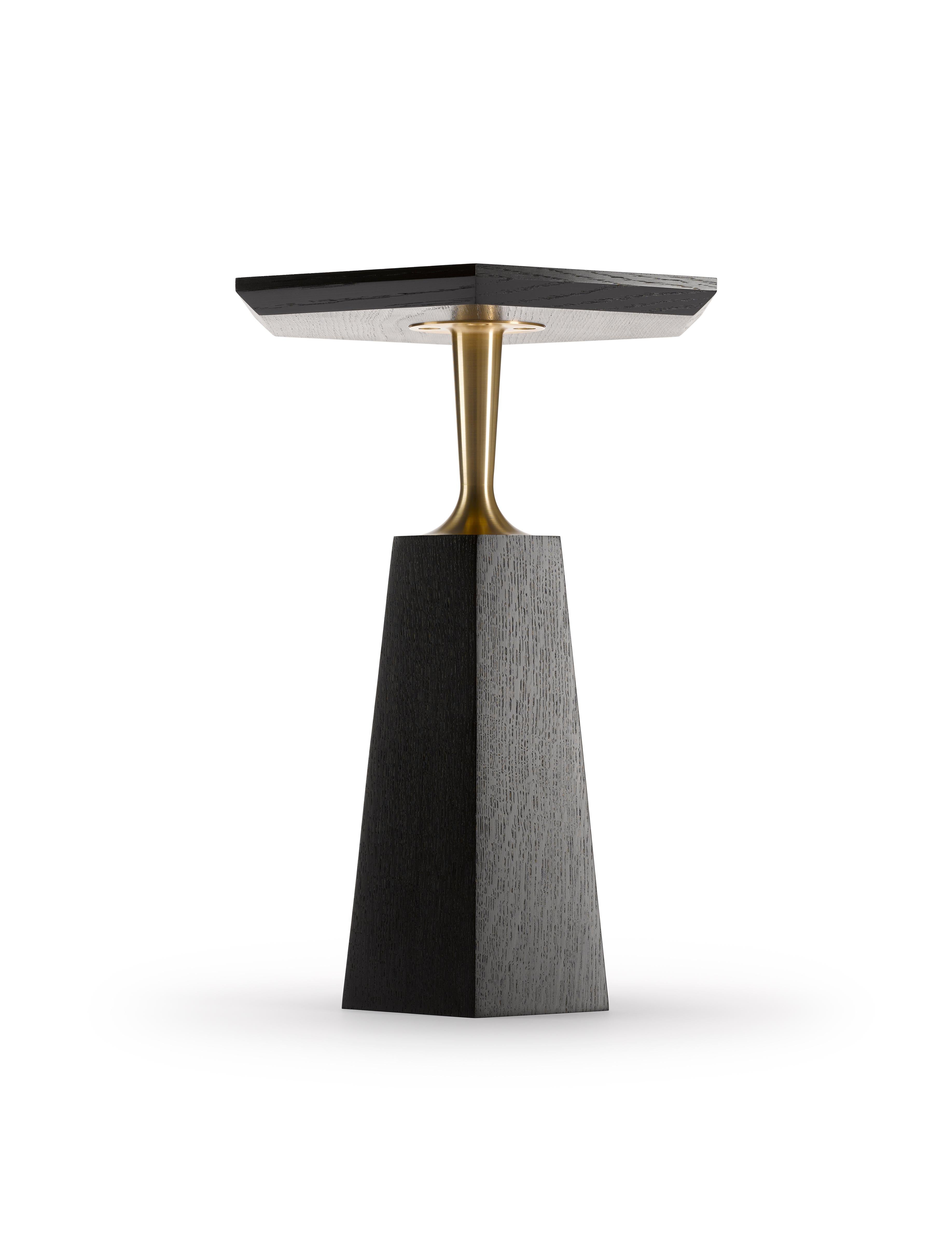 Effet bronze Table d'appoint contemporaine Hex en chêne ou en noyer avec laiton massif tourné à la machine en vente