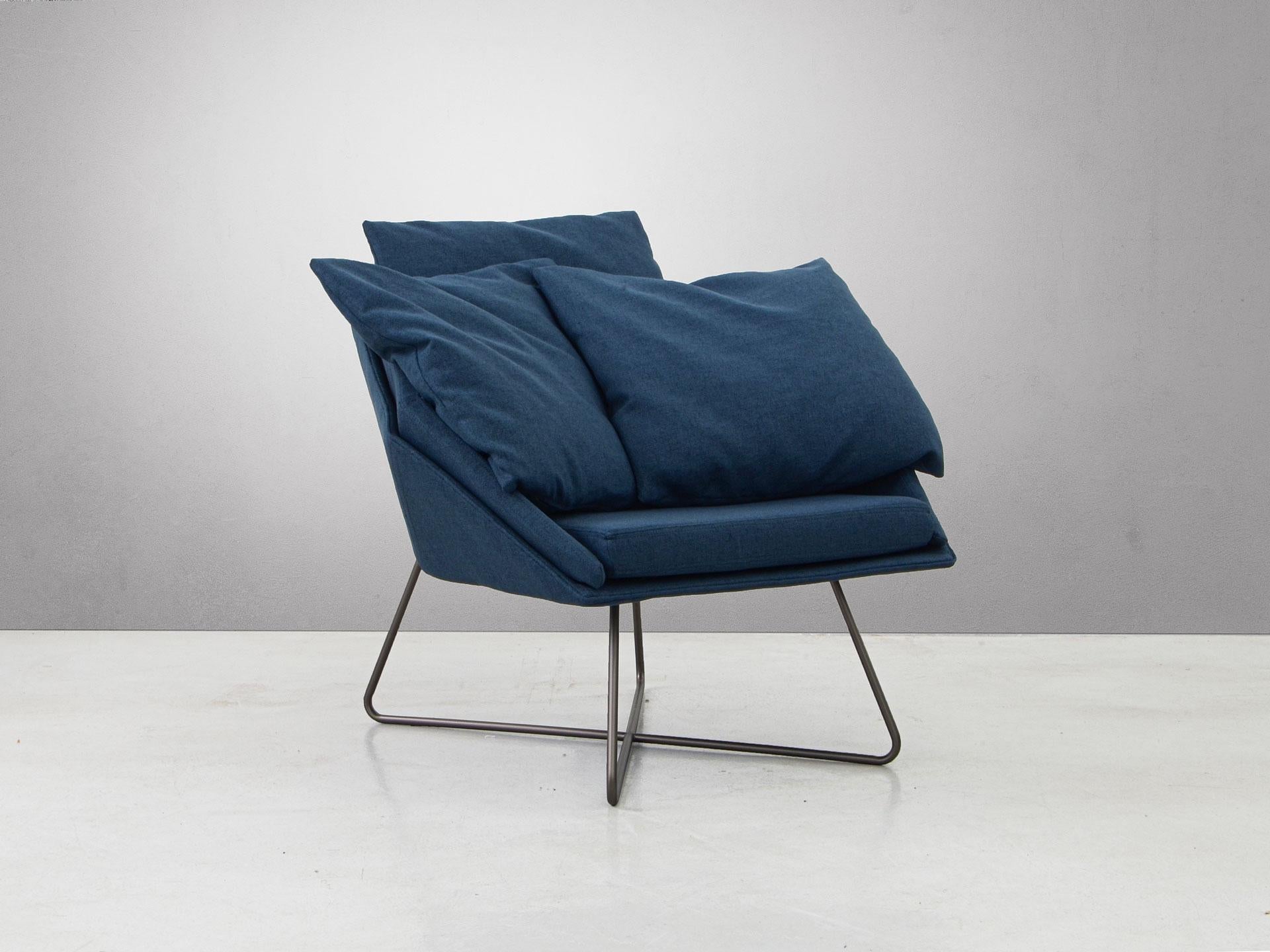 This contemporary style armchair was designed by Arthur Casas. He directs a studio of architecture in São Paulo and in New York, which takes his own name, and due to its work on projects in the majority of cities in the world, it is regularly