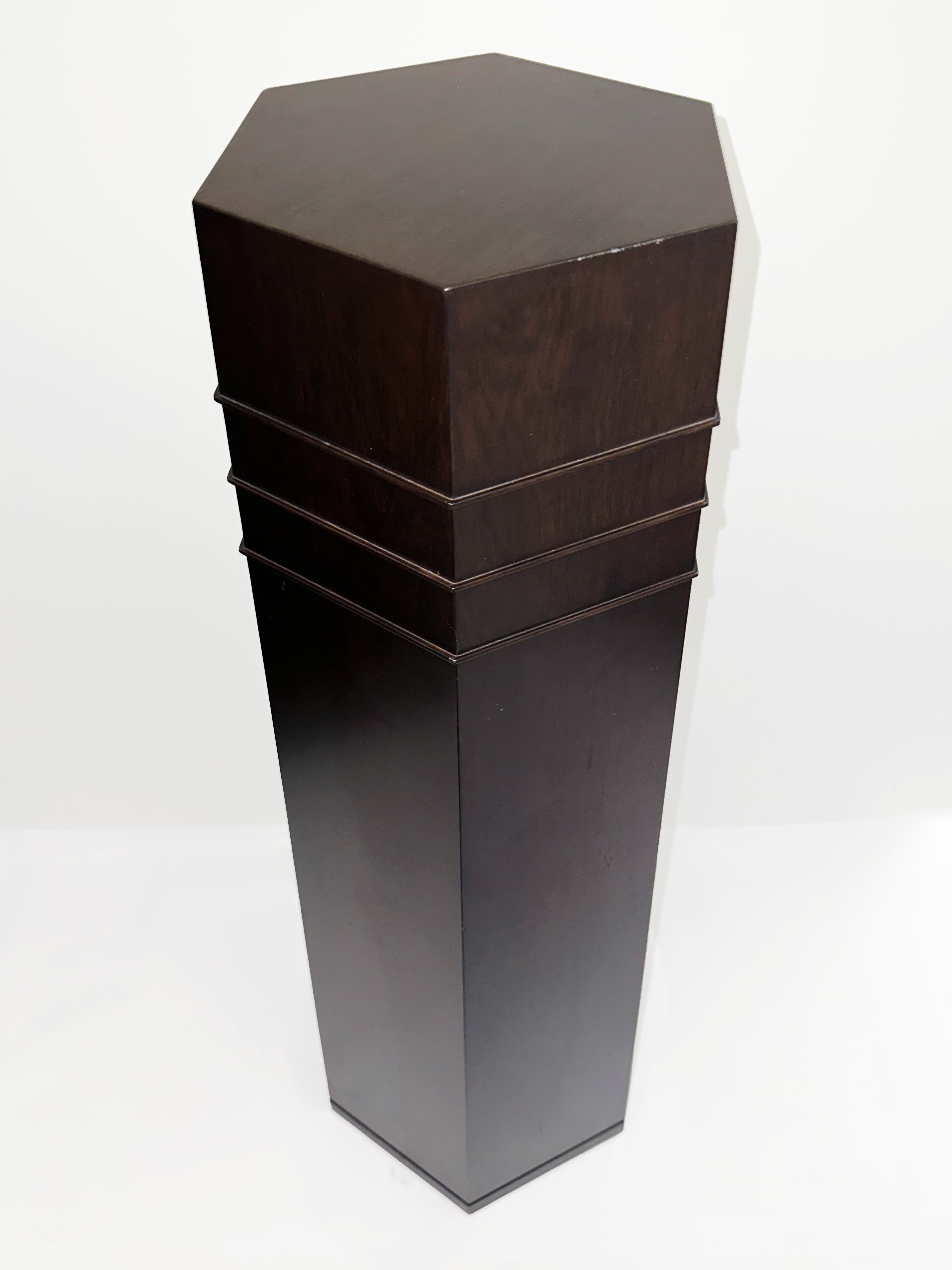 Piedistallo esagonale contemporaneo in Wood e laminato di Juan Montoya In condizioni discrete in vendita a New York, NY