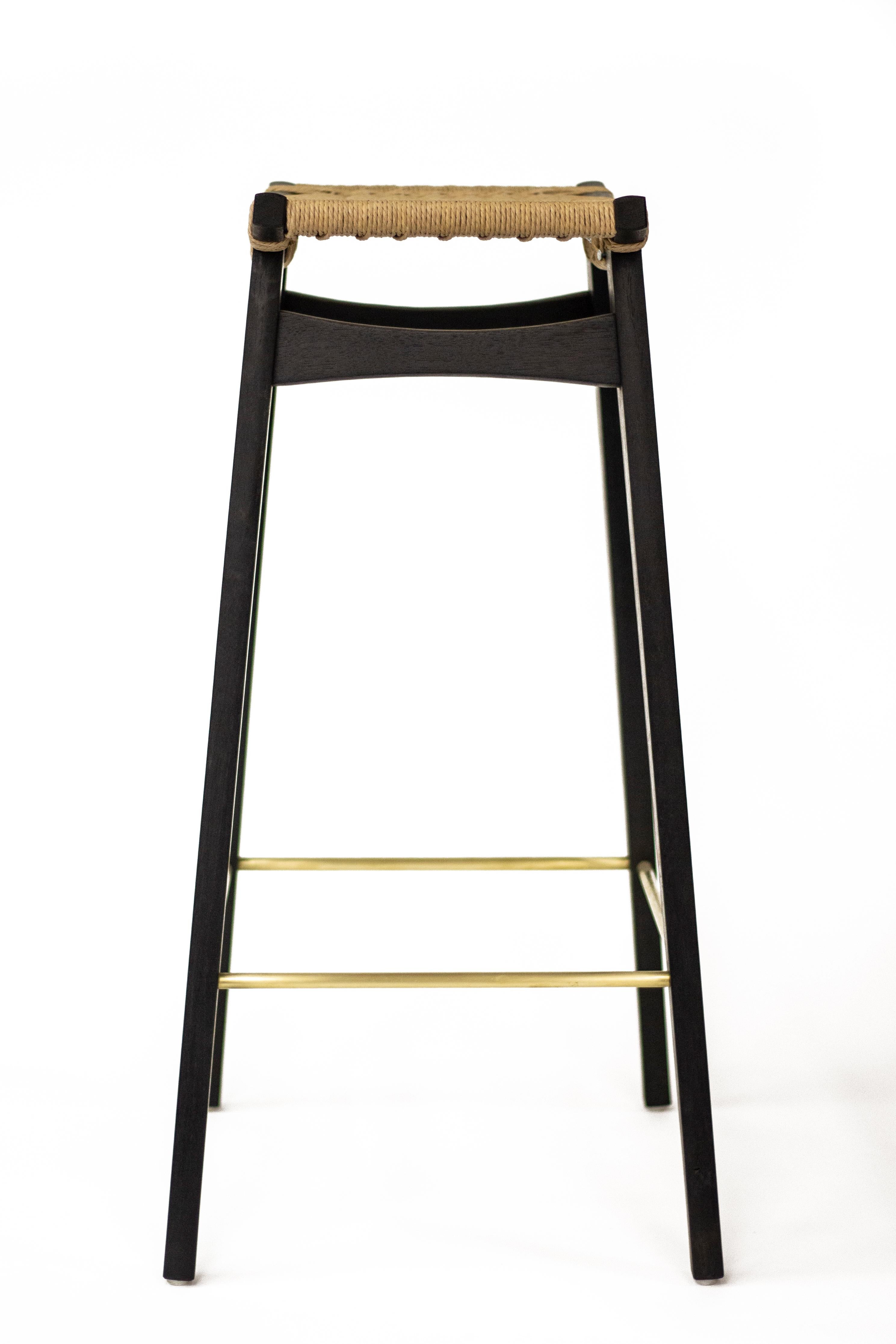 Britannique Tabouret de bar contemporain hi-pi, Oak Oak Ebonisé, assise en corde danoise et repose-pieds en laiton en vente