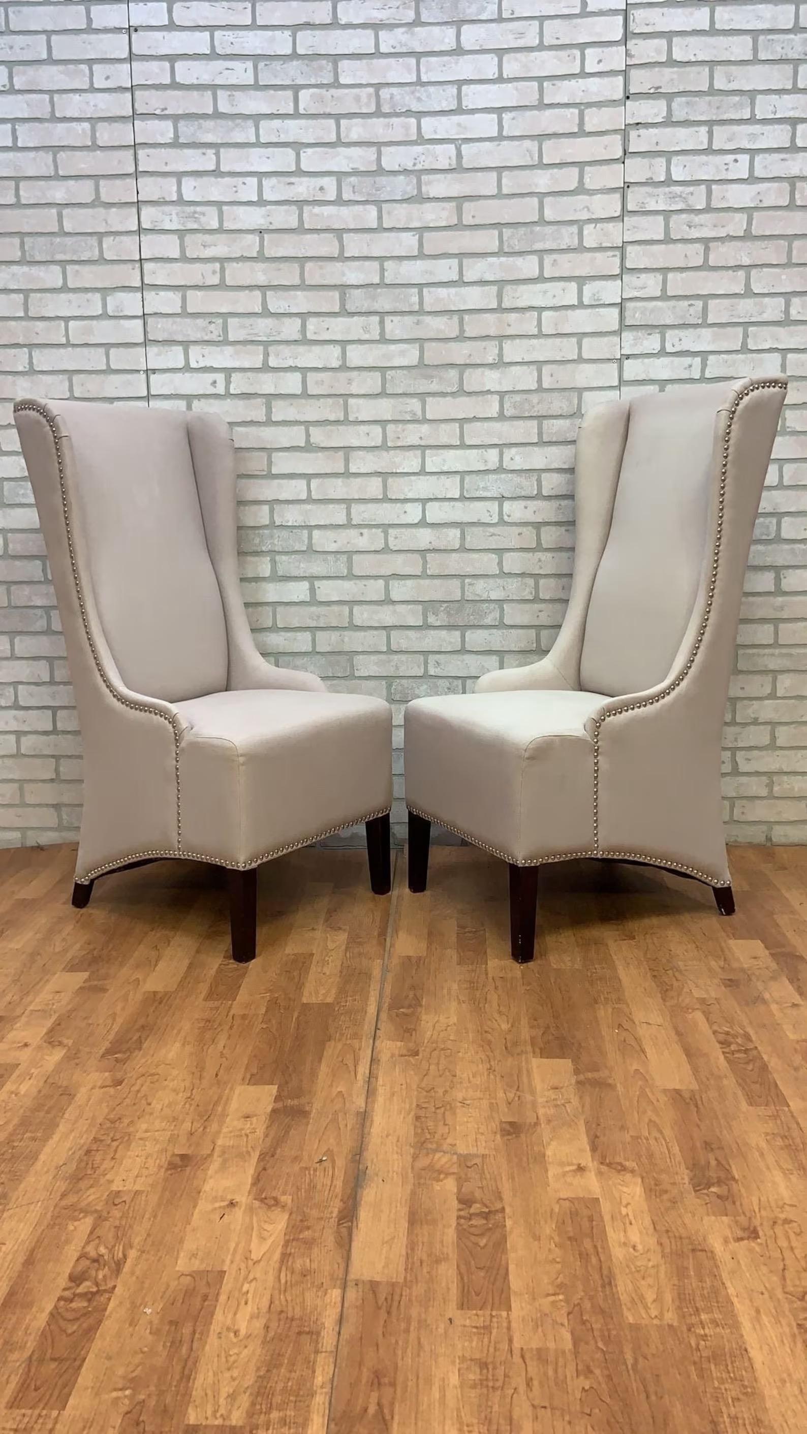 Sedie da pranzo con schienale alto in stile contemporaneo - Coppia

Questo set di sedie da pranzo con schienale alto sarà un'aggiunta maestosa al tuo salotto. Il loro colore crema neutro si abbina perfettamente a una moltitudine di combinazioni di