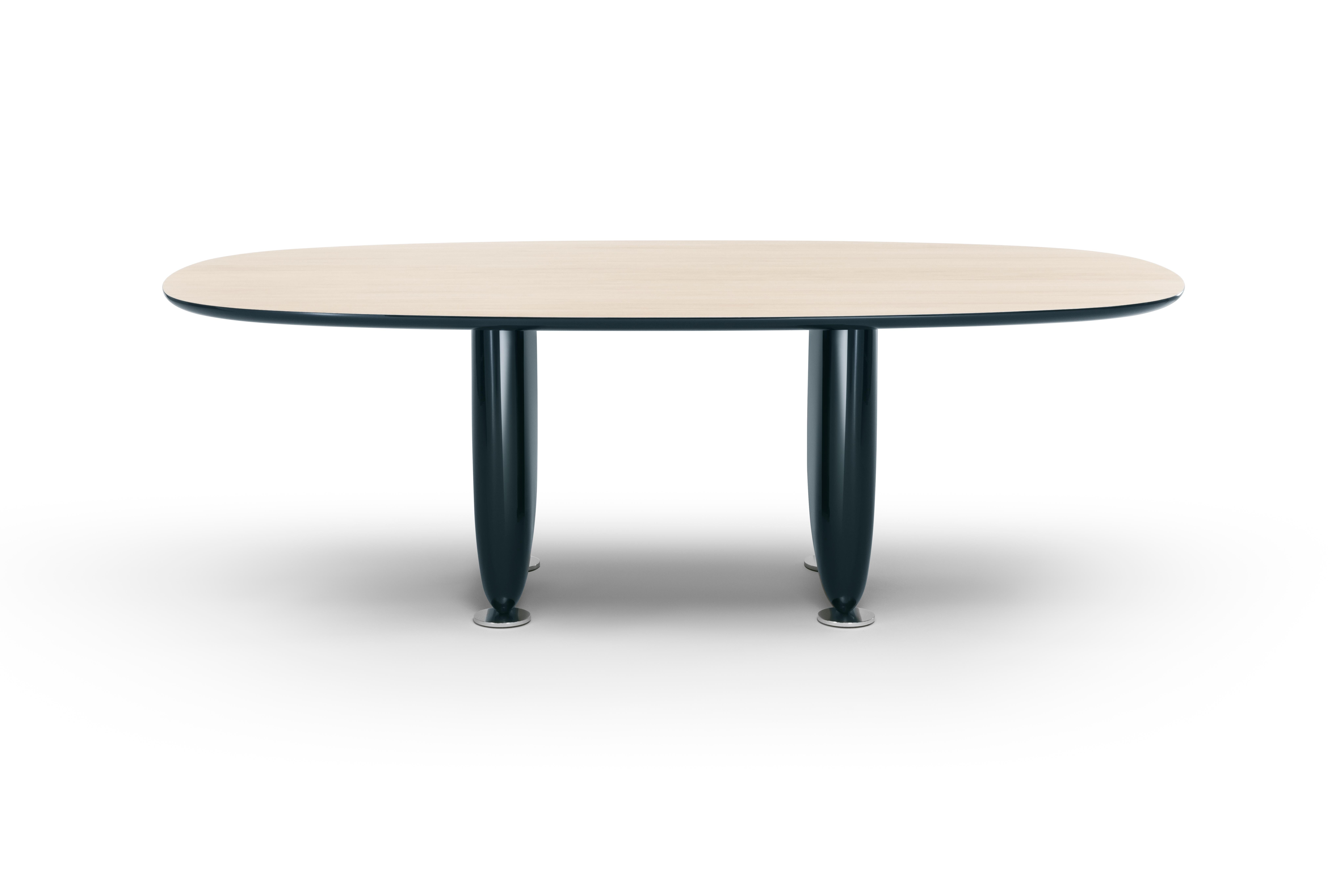 Grande et élégante table de salle à manger inspirée de la coque d'un yacht. Profitez de la sensation exclusive d'un pont de bateau dans votre salle à manger !
Fabriquée à la main et avec la même perfection qu'un voilier, cette table est composée
