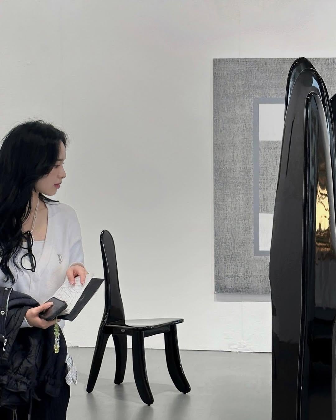 Contemporary High Lacquered Black Organic Ash Wood Chair by kar en vente 1