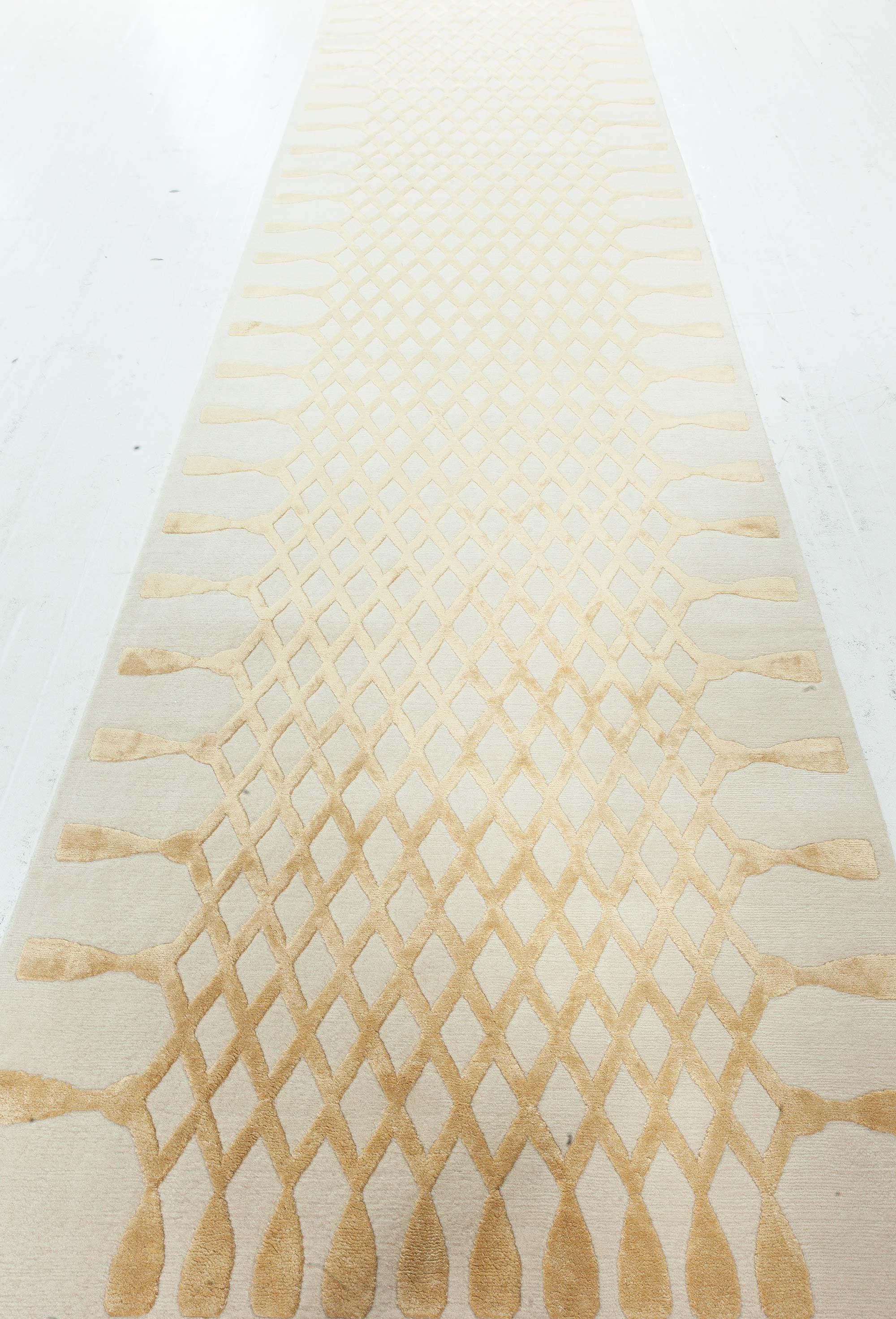 Indien Tapis de course contemporain noué en hauteur jaune beige par Doris Leslie Blau en vente