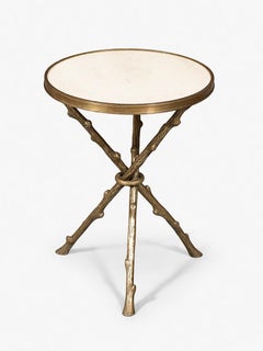 Zeitgenössischer Hollywood Regency Beistelltisch aus Messing mit weißer Marmorplatte