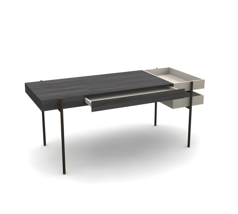 Zeitgenössischer Wohntisch mit metallischem Sockel im Angebot bei 1stDibs Deutschland
