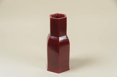 Vaso a zoccolo contemporaneo in vetro pechinese color lampone di Robert Kuo, edizione limitata