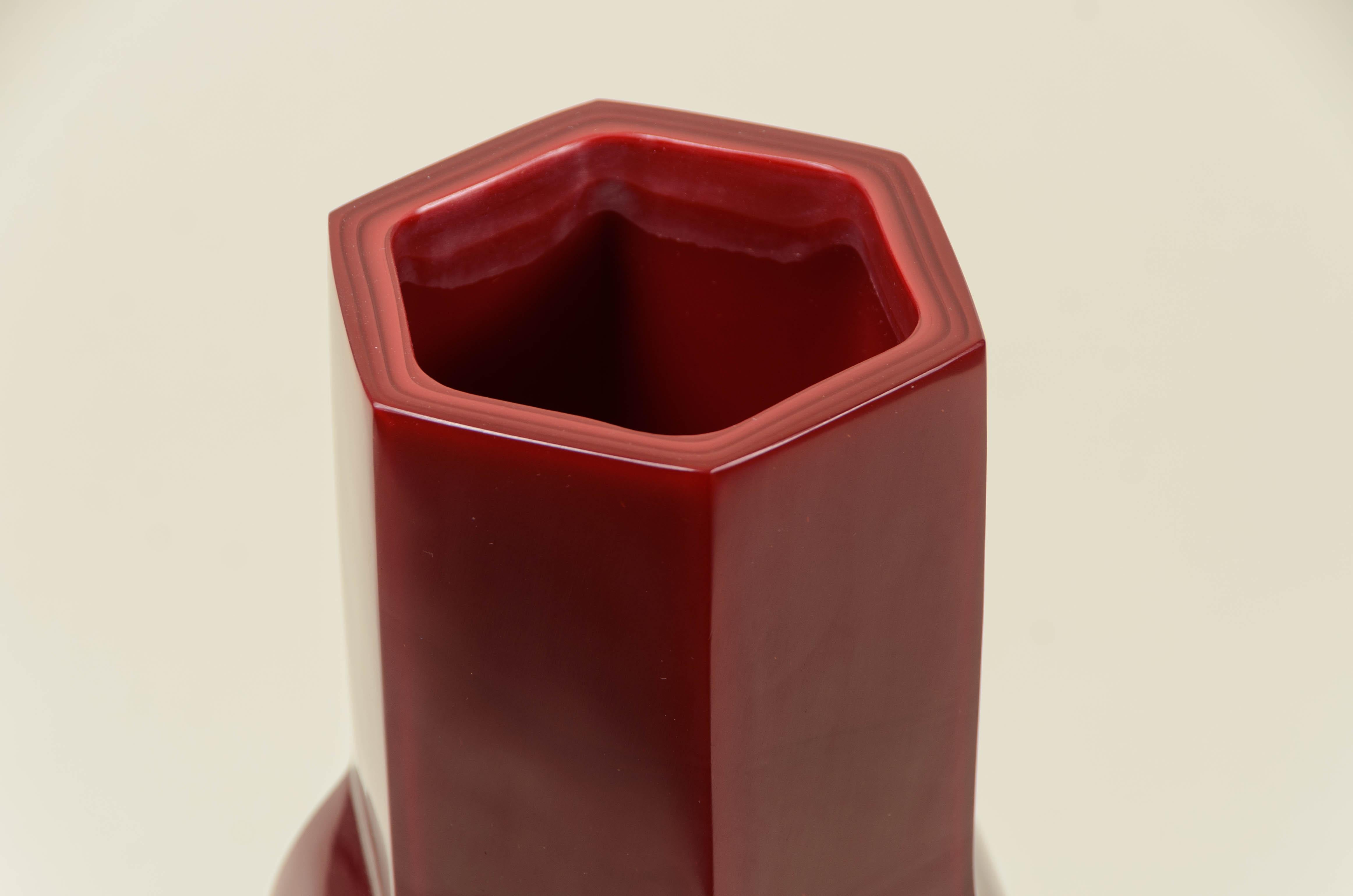 Moderne Vase à sabots contemporain en verre pékinois framboise de Robert Kuo, édition limitée en vente
