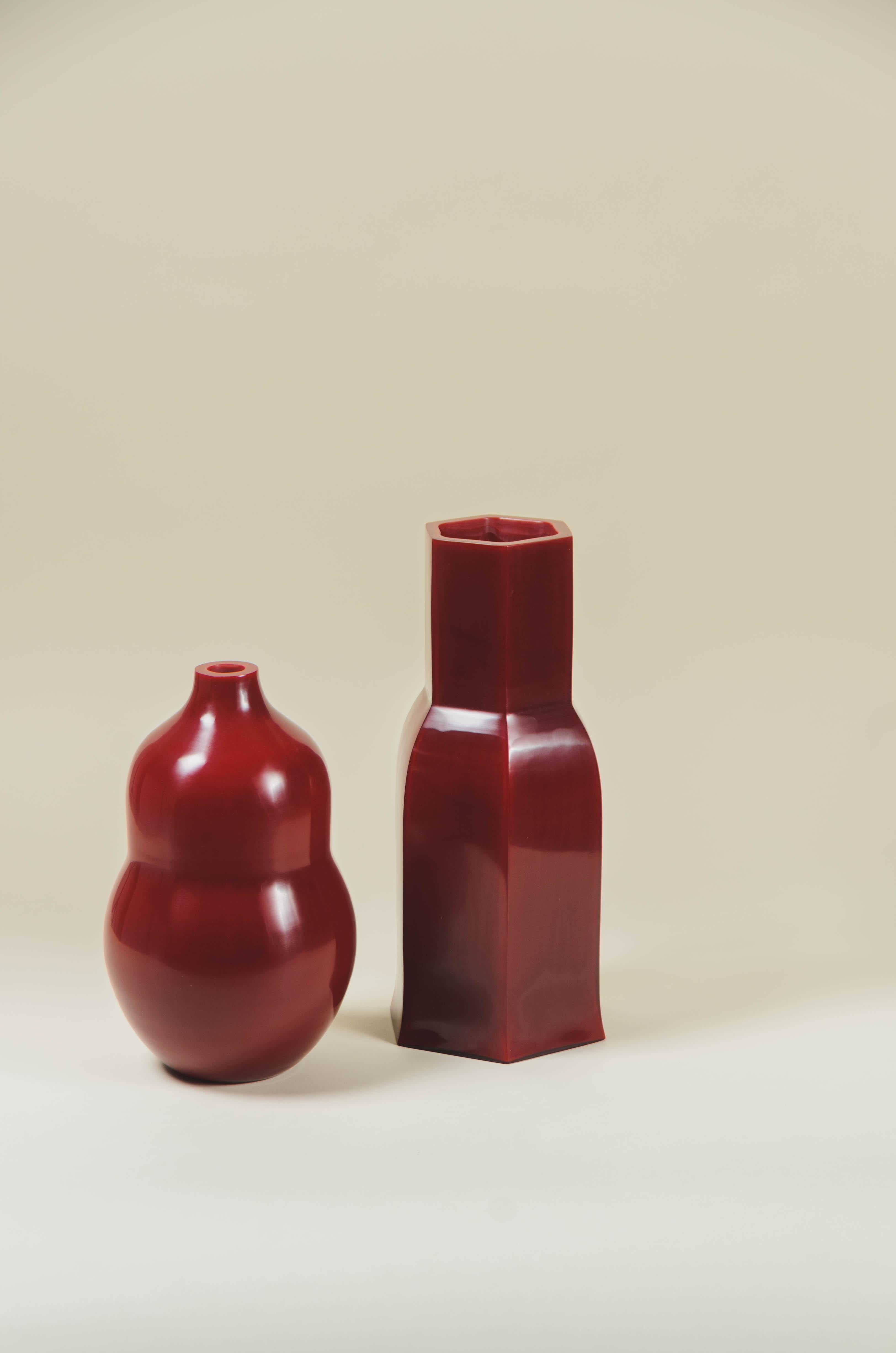 Sculpté à la main Vase à sabots contemporain en verre pékinois framboise de Robert Kuo, édition limitée en vente