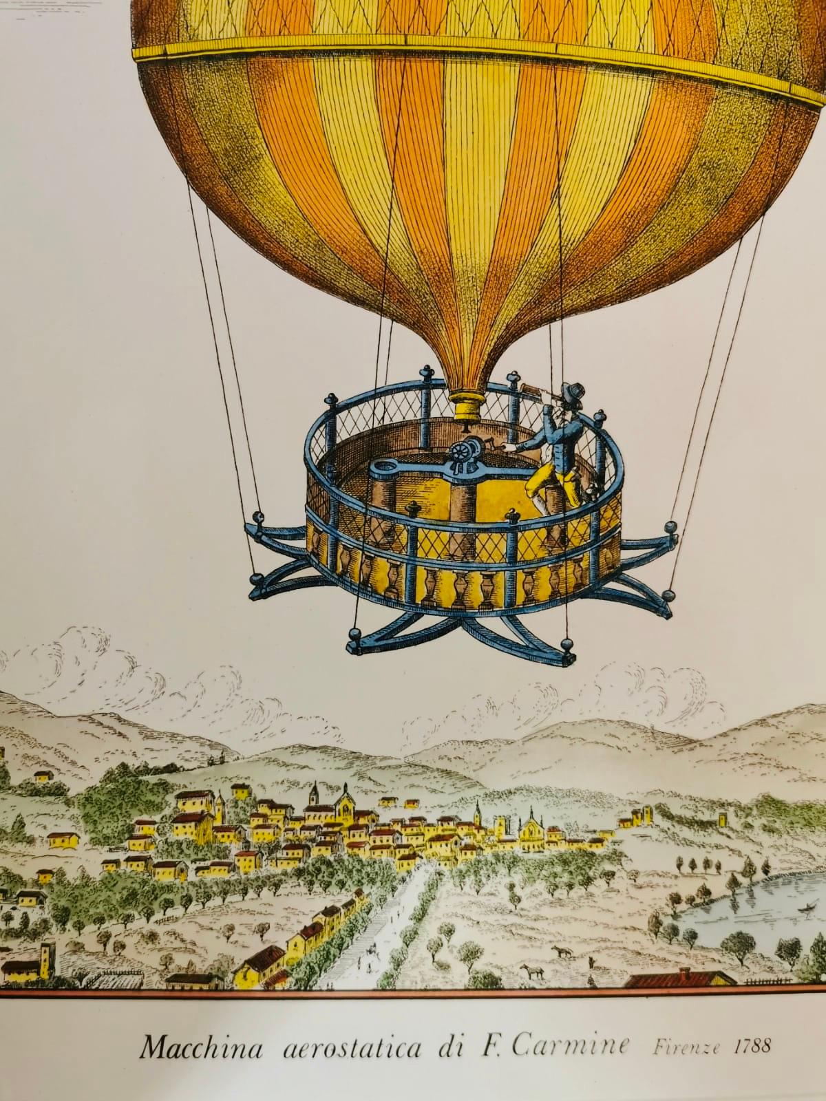 Witziger und eleganter Pressendruck aus Italien, der einen Heißluftballon darstellt, handkoloriert von erfahrenen Florentiner Handwerkern, handbeschichteter weißer Rahmen.

Dieser Druck ist mit anderen aus der gleichen Serie kombiniert.
Die