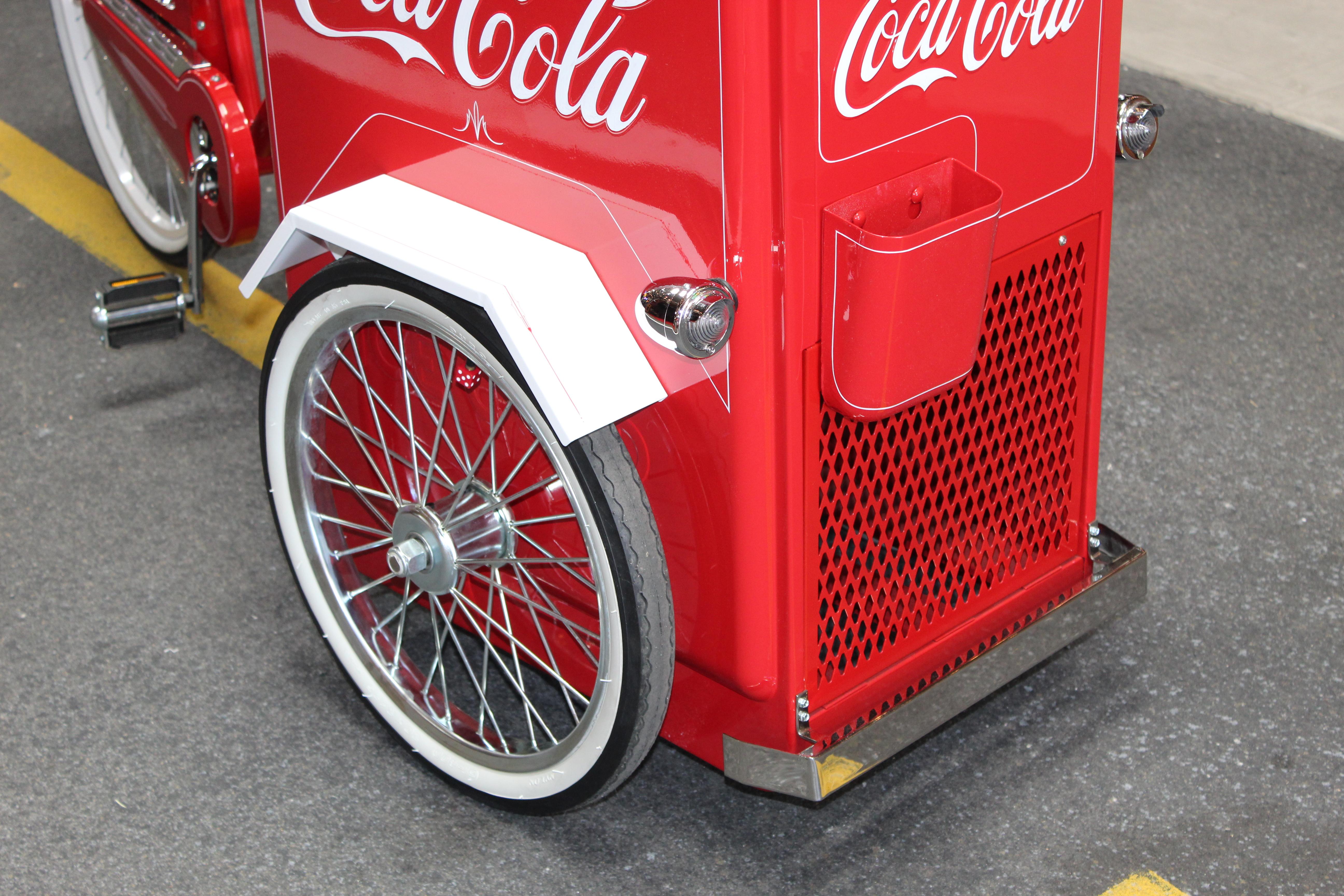 Contemporary Huffy Coca Cola Cooler Tricycle Vendor Bike In Good Condition For Sale In Orange, CA