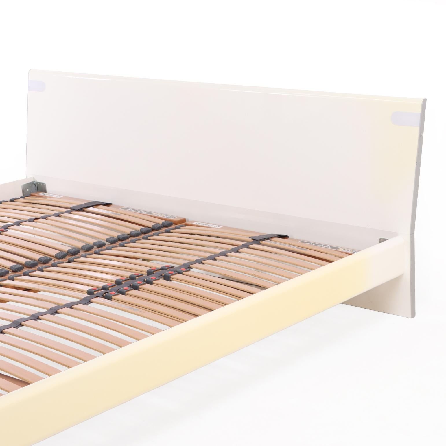 Cadre de lit King contemporain en laque blanche Hülsta. en vente 2