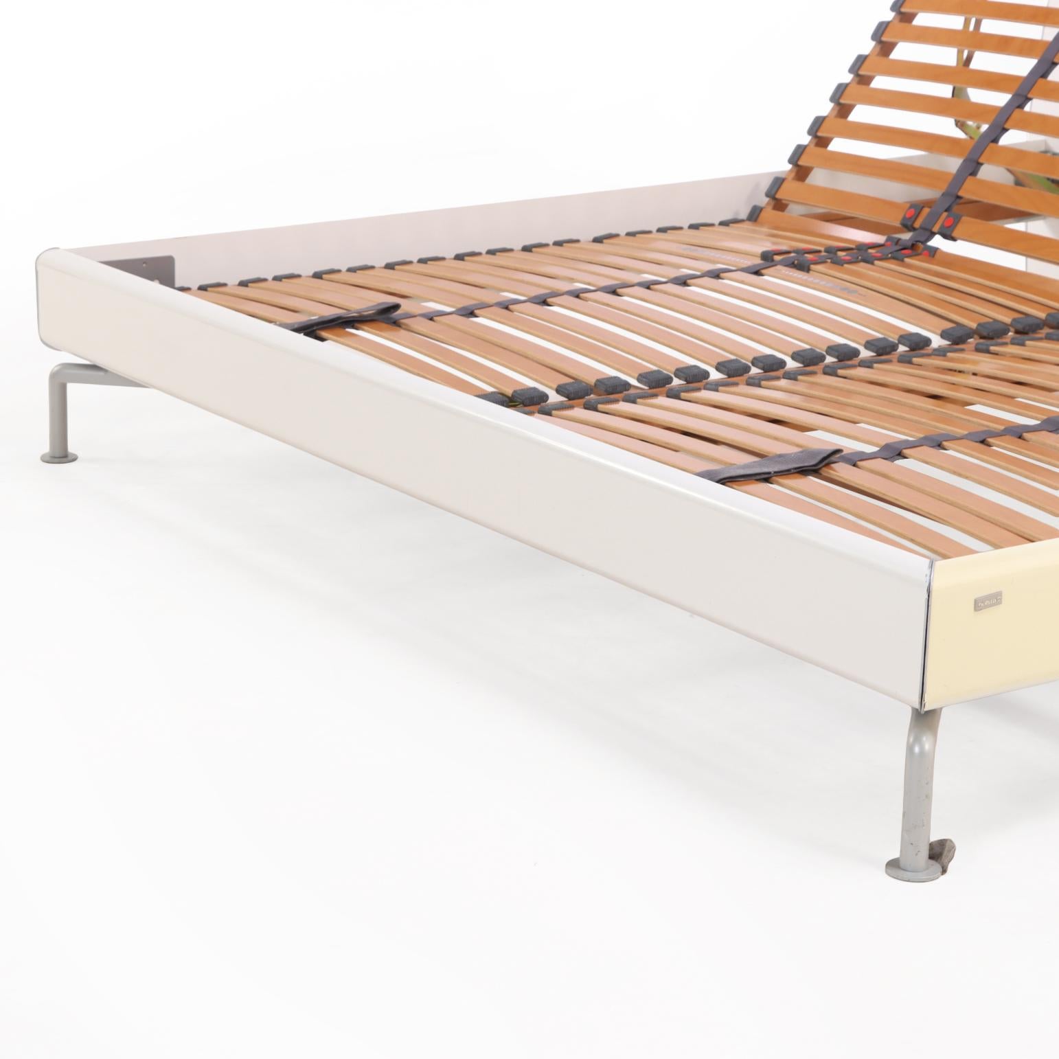 Minimaliste Cadre de lit King contemporain en laque blanche Hülsta. en vente