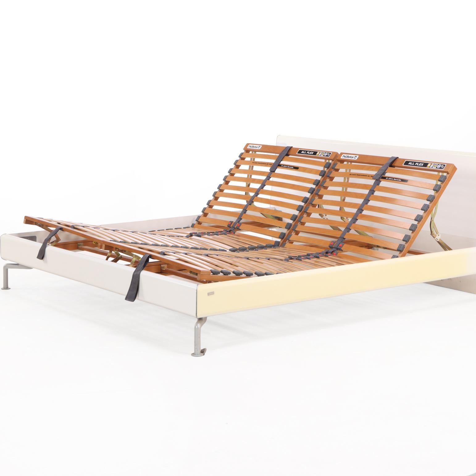 Cadre de lit King contemporain en laque blanche Hülsta. en vente 1