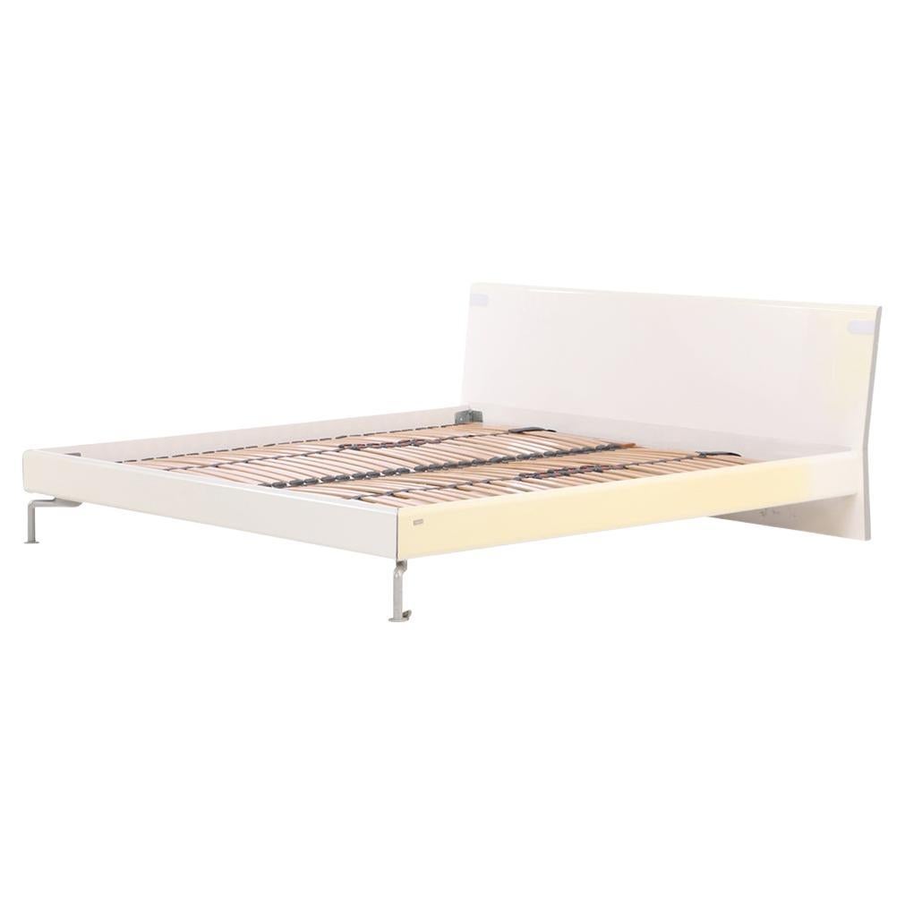 Cadre de lit King contemporain en laque blanche Hülsta. en vente