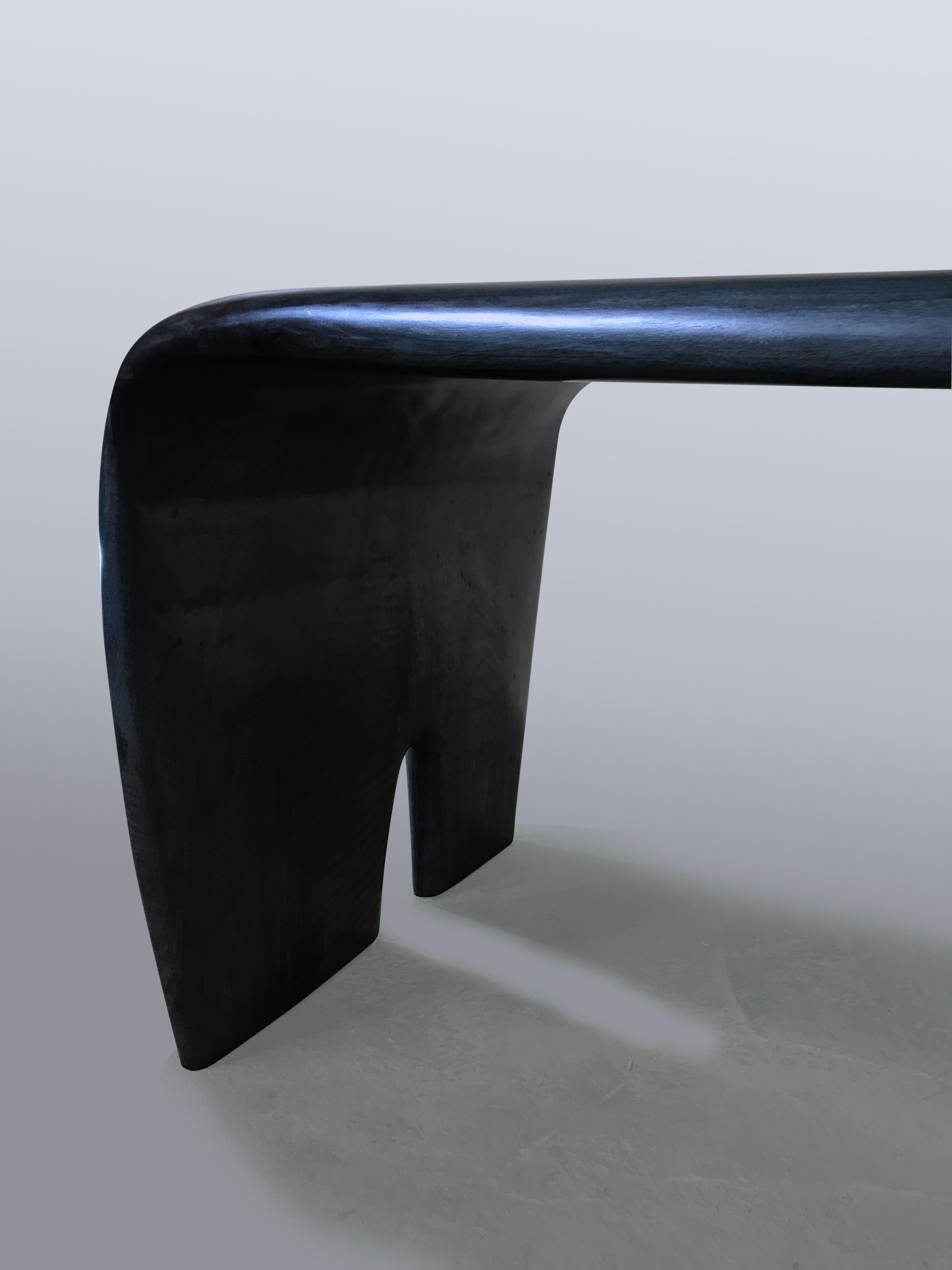 XXIe siècle et contemporain Table espagnole contemporaine en bois de noyer ibérique bleu indigo par Jordi Sarrate en vente