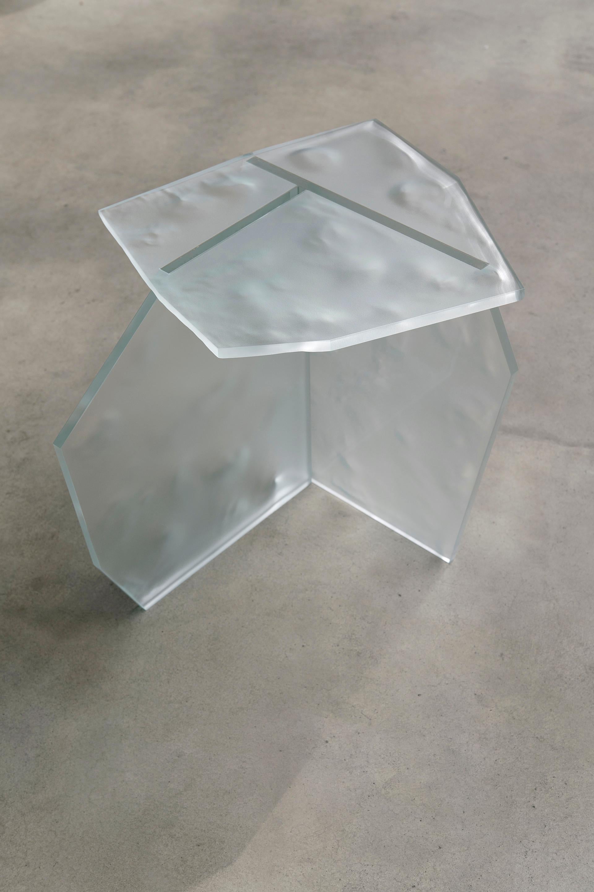 Moderne Table d'appoint contemporaine ICED-SB1 en verre optique blanc sablé en vente