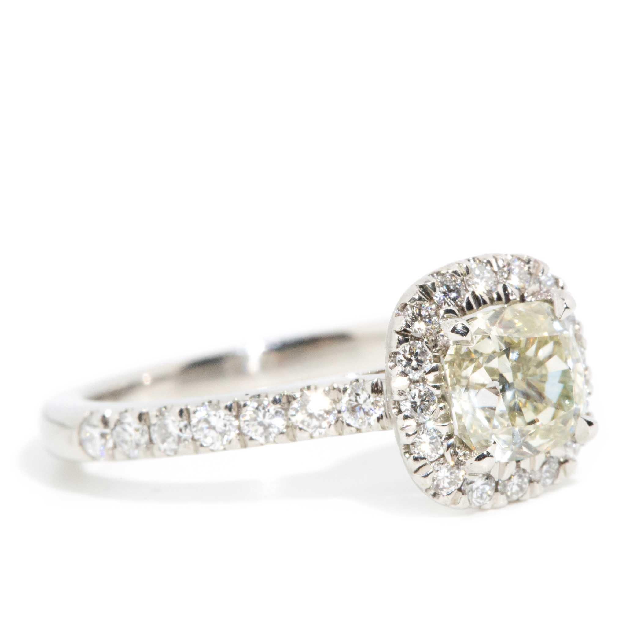 Contemporaneo Anello aureolato con diamanti taglio cuscino da 1,60 carati, certificato IGI, in platino in vendita