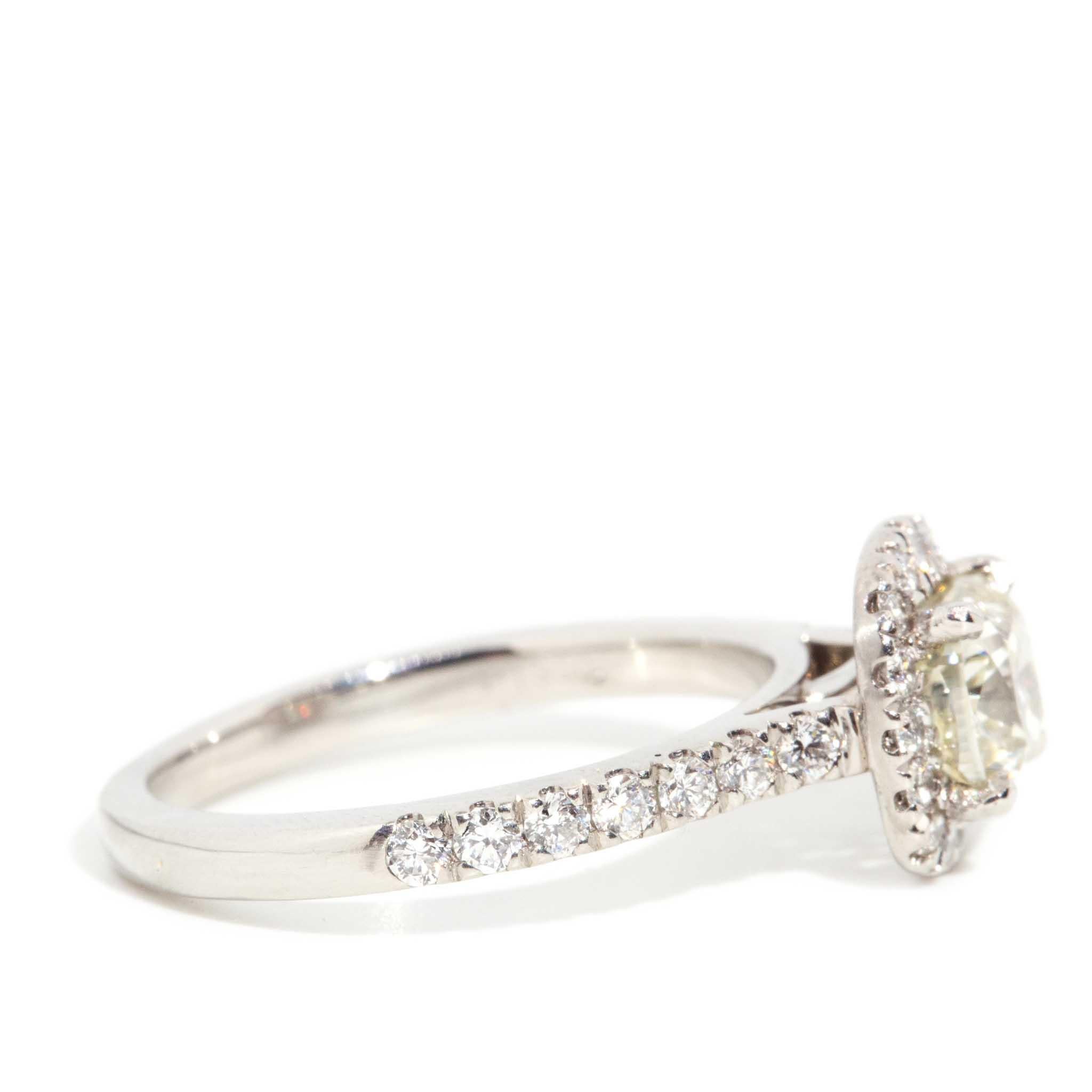 Anello aureolato con diamanti taglio cuscino da 1,60 carati, certificato IGI, in platino in vendita 1