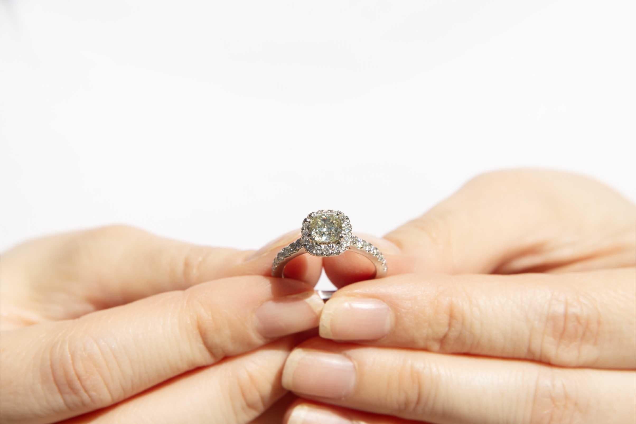 Anello aureolato con diamanti taglio cuscino da 1,60 carati, certificato IGI, in platino in vendita 2