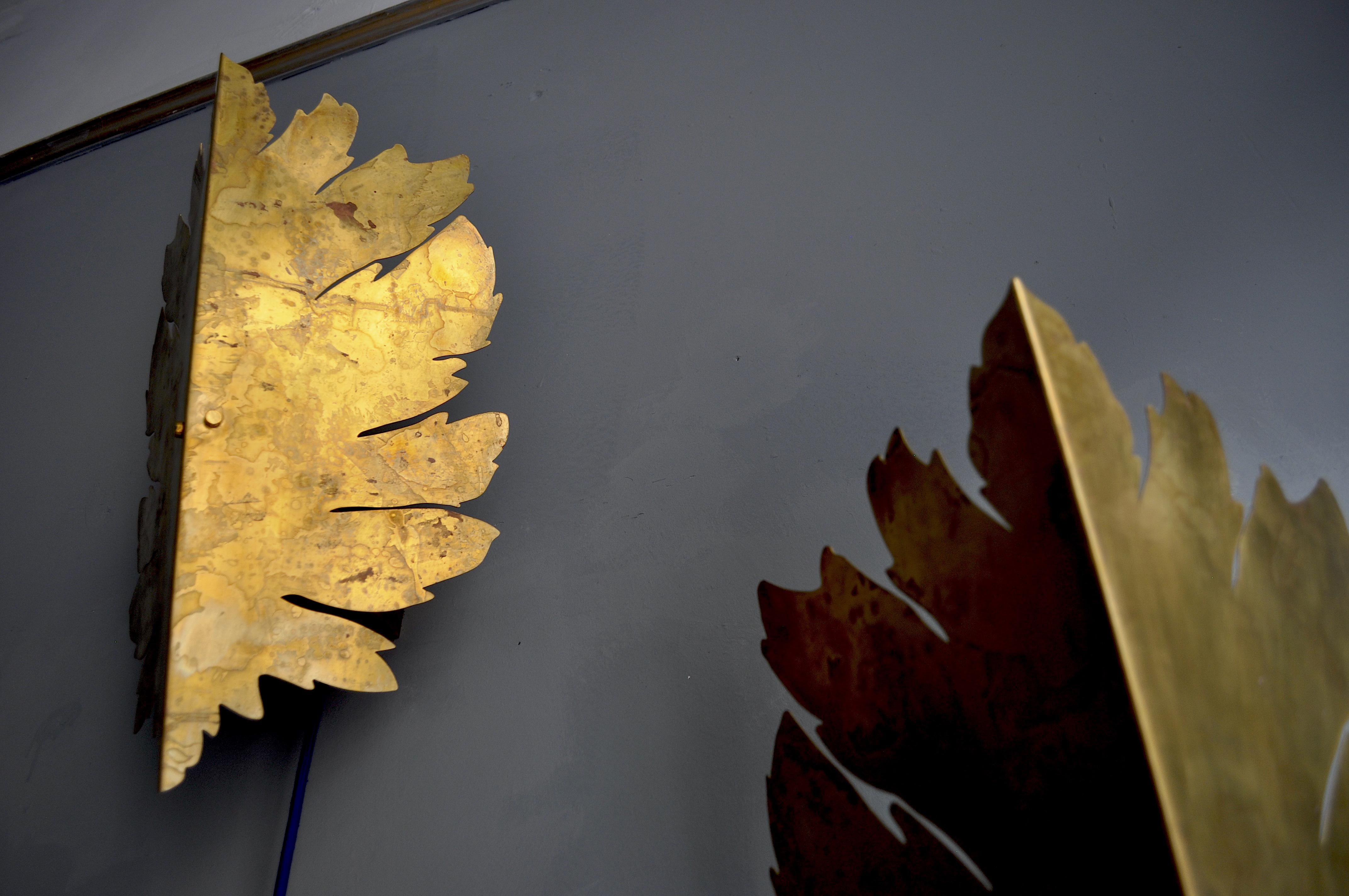 An ancient and classic elegance comes from this wall lamp inspired by the plant world and the golden autumn leaves. The laser-cut screen from a brass plate is finished slightly oxidized with an exquisite antique gold finishing. The junction box and