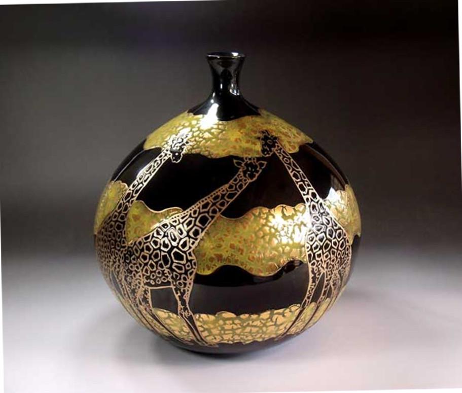Japanese Contemporary Imari Black Gilded Decorative Porcelain Vase by Master Artist, 2018