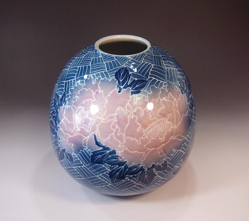 Japanese Contemporary Blue Pink Platinum Black Porcelain Vase by Master Artist In New Condition In Takarazuka, JP