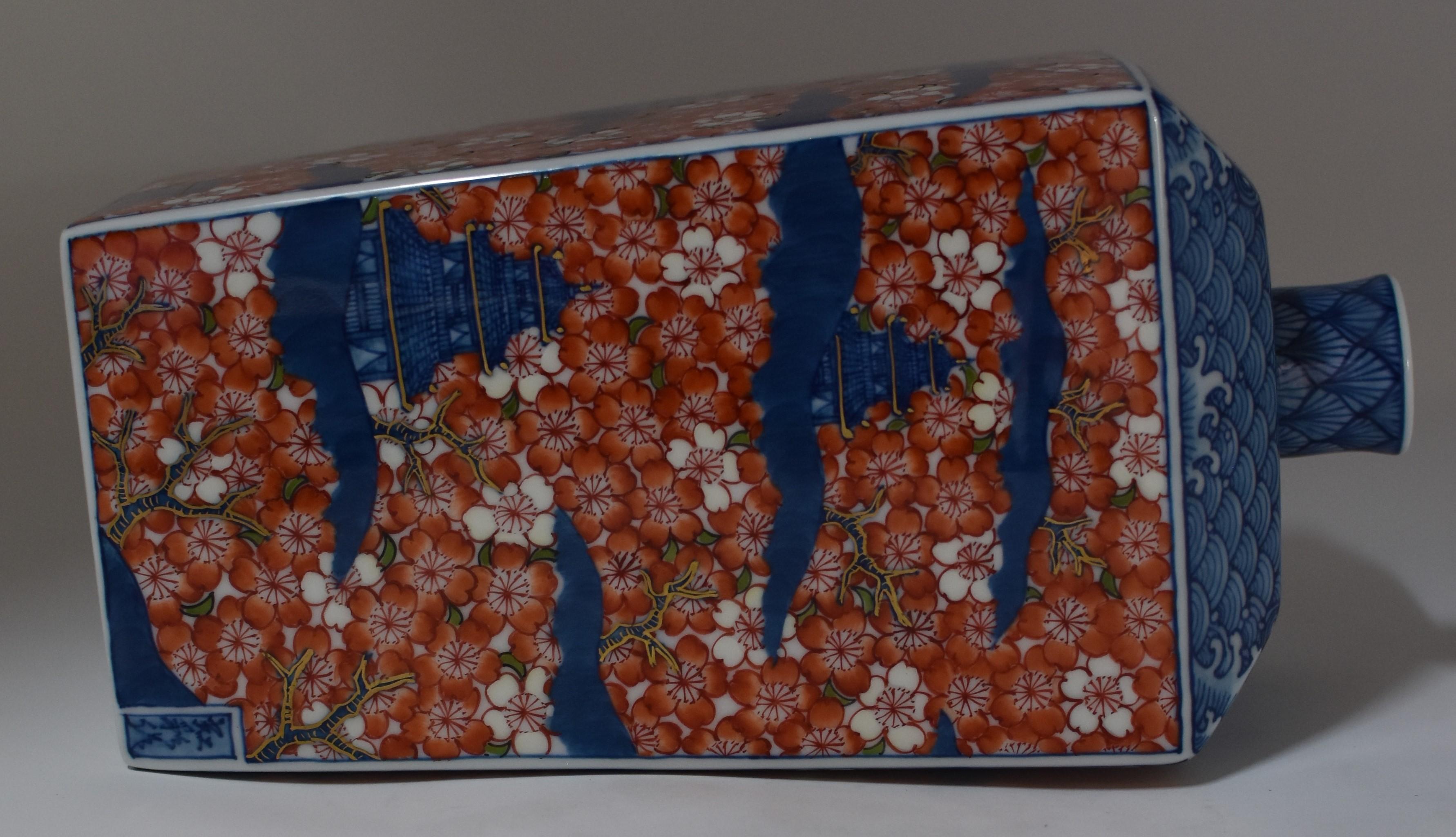 Contemporary Imari Red Blue Porcelain Decorative Vase by Master Artist In New Condition In Takarazuka, JP