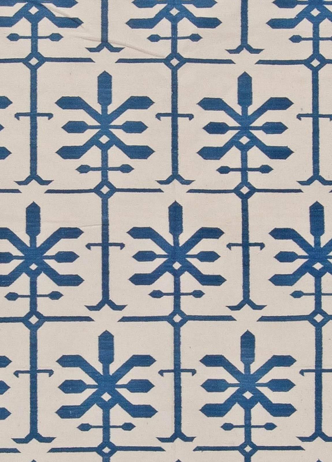 Zeitgenössischer indischer Dhurrie-Teppich in Blau und Weiß, handgefertigt von Doris Leslie Blau
Größe: 10'0